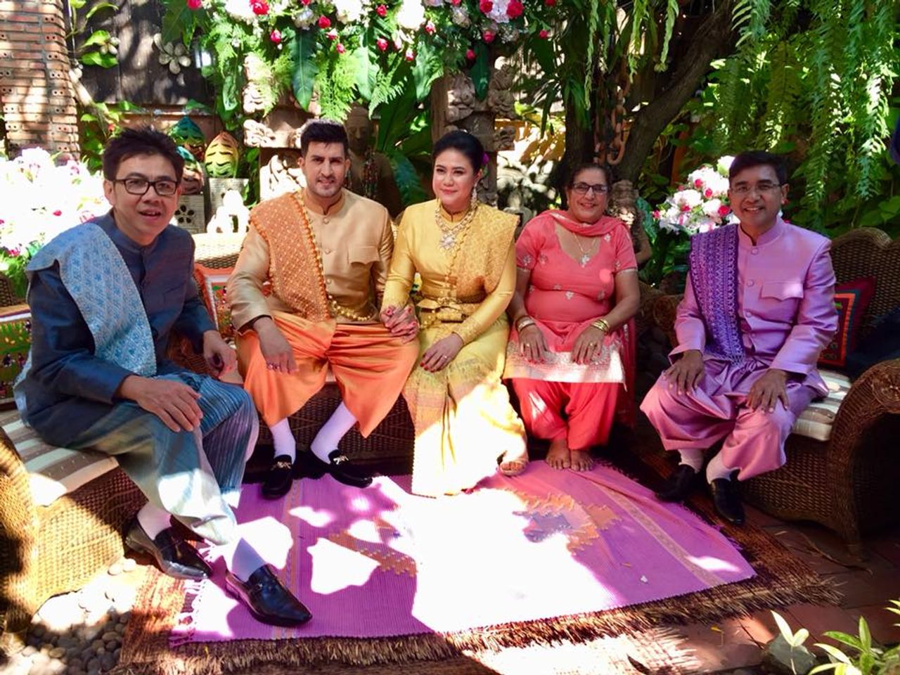 แม่ของเดนิชมาร่วมงานในวันเริ่มต้นชีวิตคู่ของลูก