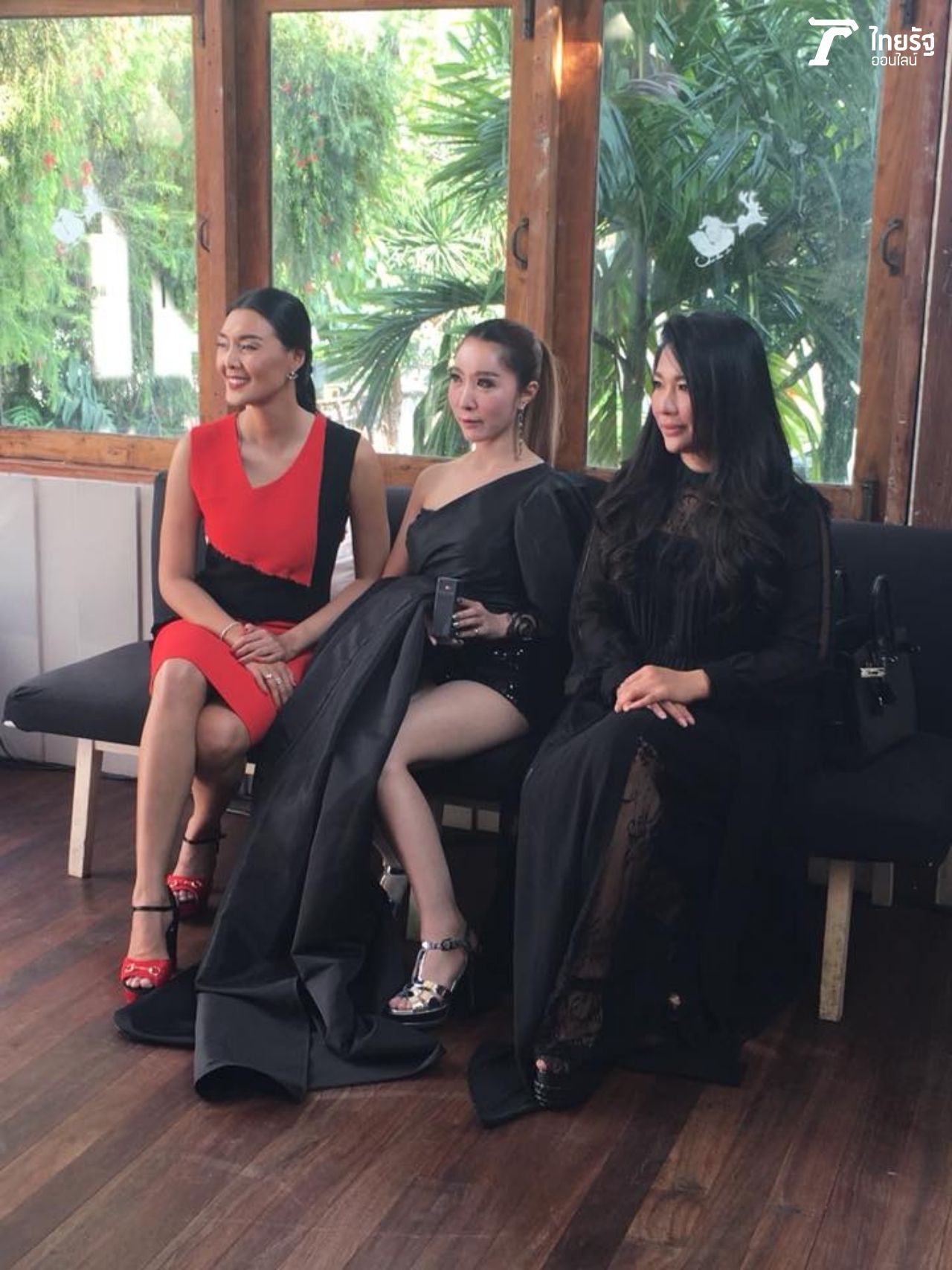 สามสาวเพื่อนกัน ลูกหมี รัศมี (คนกลาง​)  ตา กันยารัตน์  (ขวาสุด) ผิง สุภาวดี 