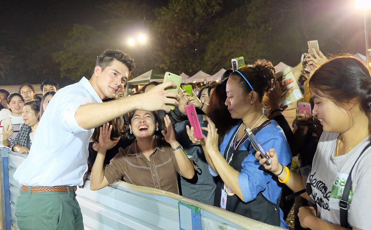 ‘มิกค์’ เซลฟี่ให้