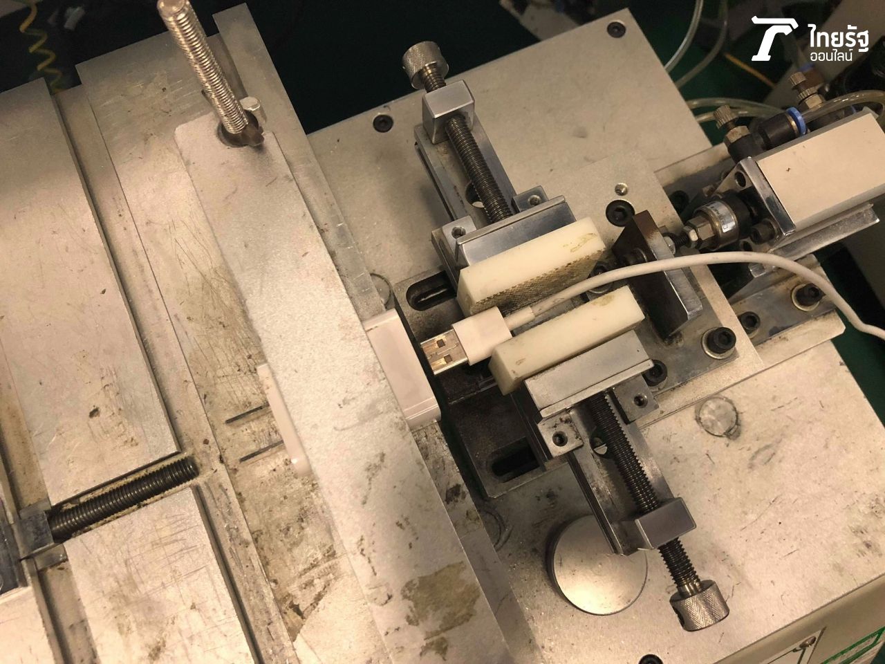 ทดสอบการเชื่อมต่อระหว่างสายชาร์จ-อแดปเตอร์ ในกรณีที่มีการดึงเข้า-ออกบ่อยๆ