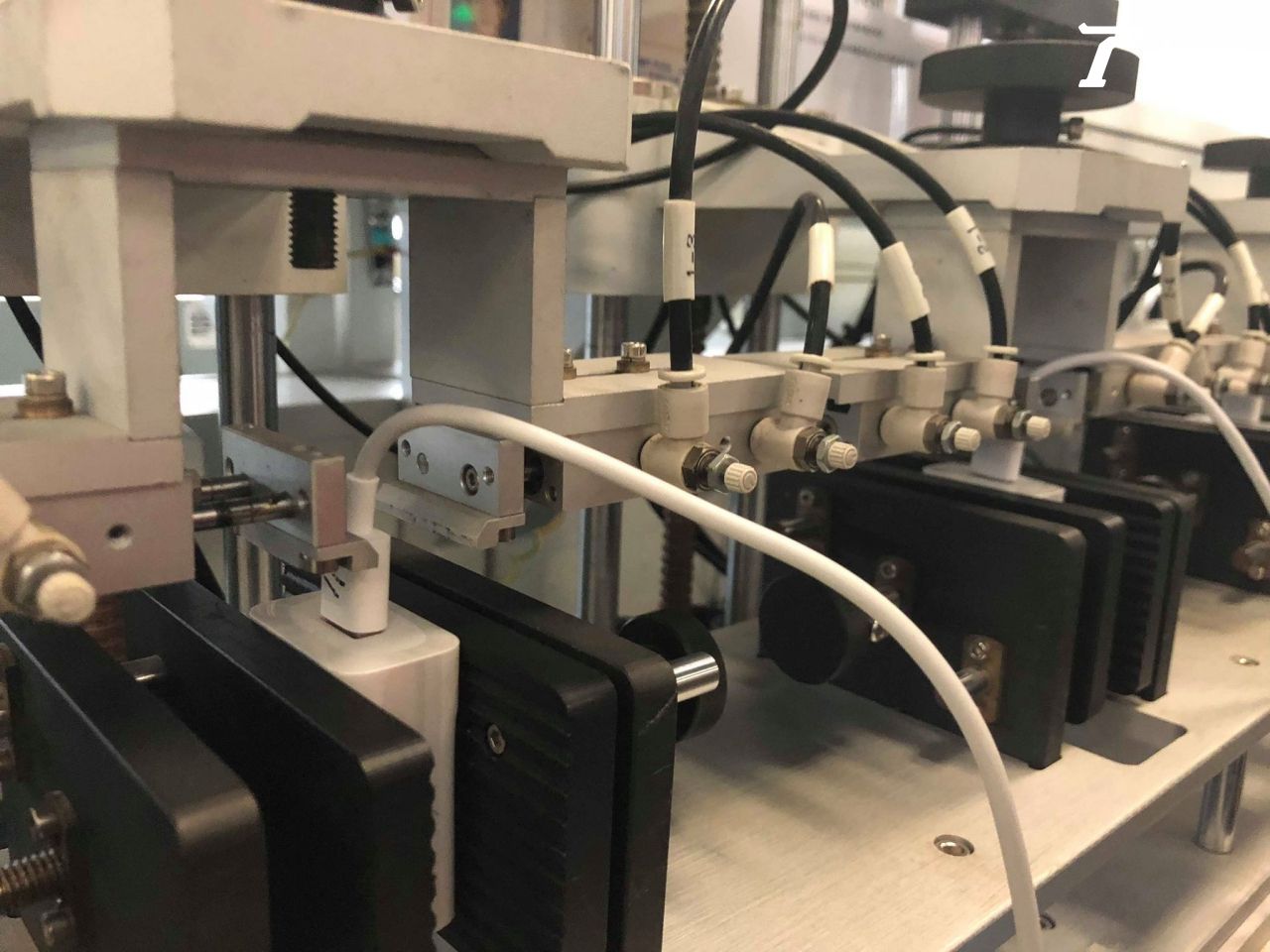 เครื่องจะทำการดันสายชาร์จสลับไป-มา เพื่อทดสอบประสิทธิภาพการใช้งาน