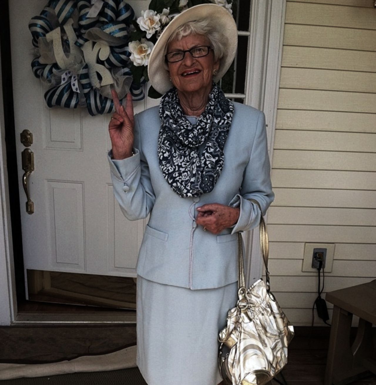 นี่ชุดแบบธรรมดา