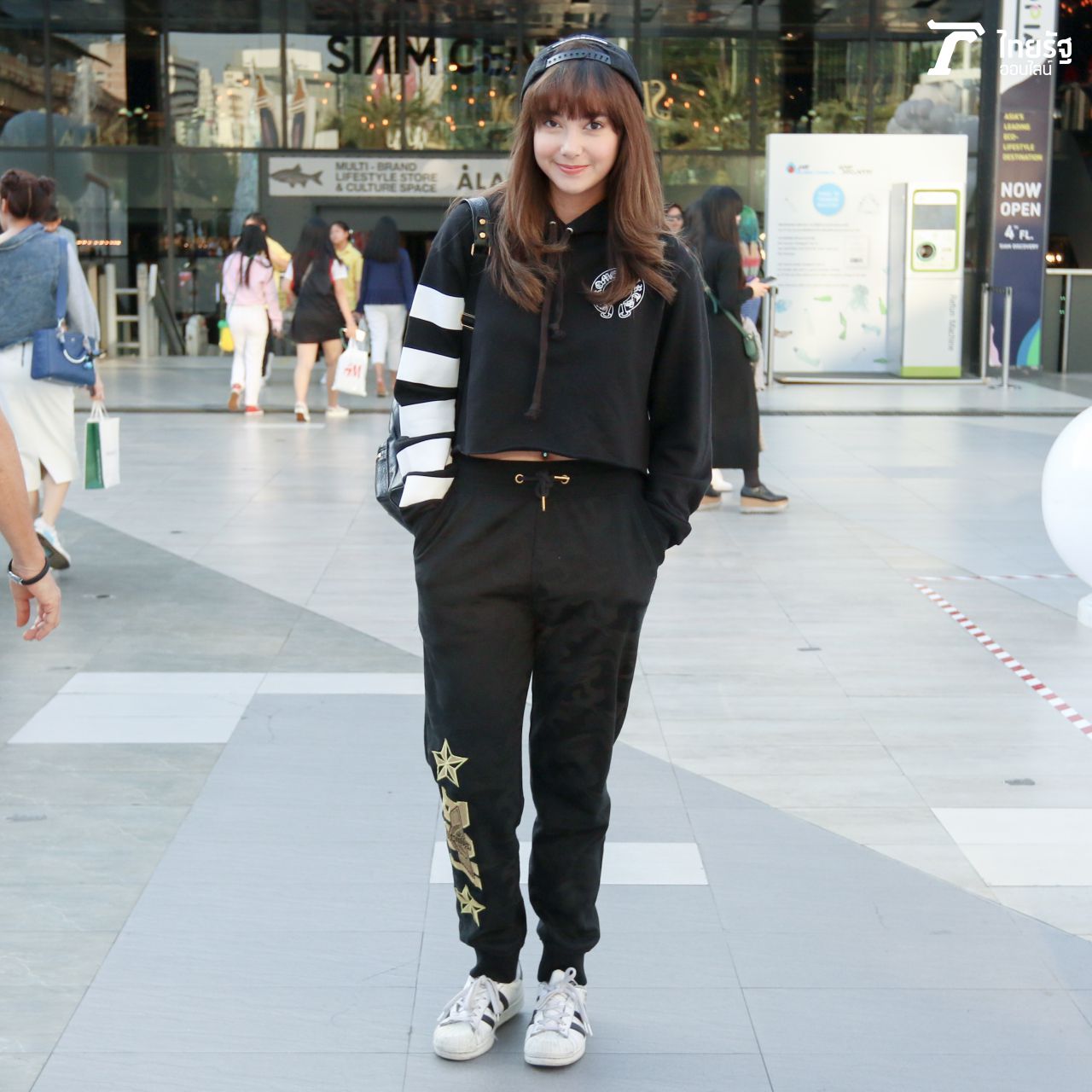 สาวหน้าสวยชุดดำอุ่นๆ 