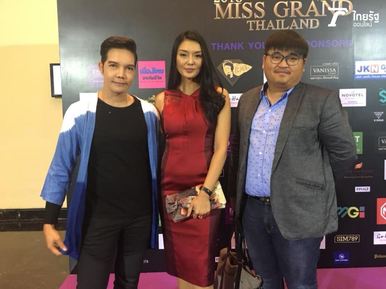 (ซ้ายสุด) นน นนทัช พีดีอุบลราชธานี (กลาง) ลูกหมี รัศมี พีดีกรุงเทพ (ขวาสุด) โอม อวิรุทธ์ อรรคบุตร พีดีมิสแกรนด์ศรีสะเกษ 