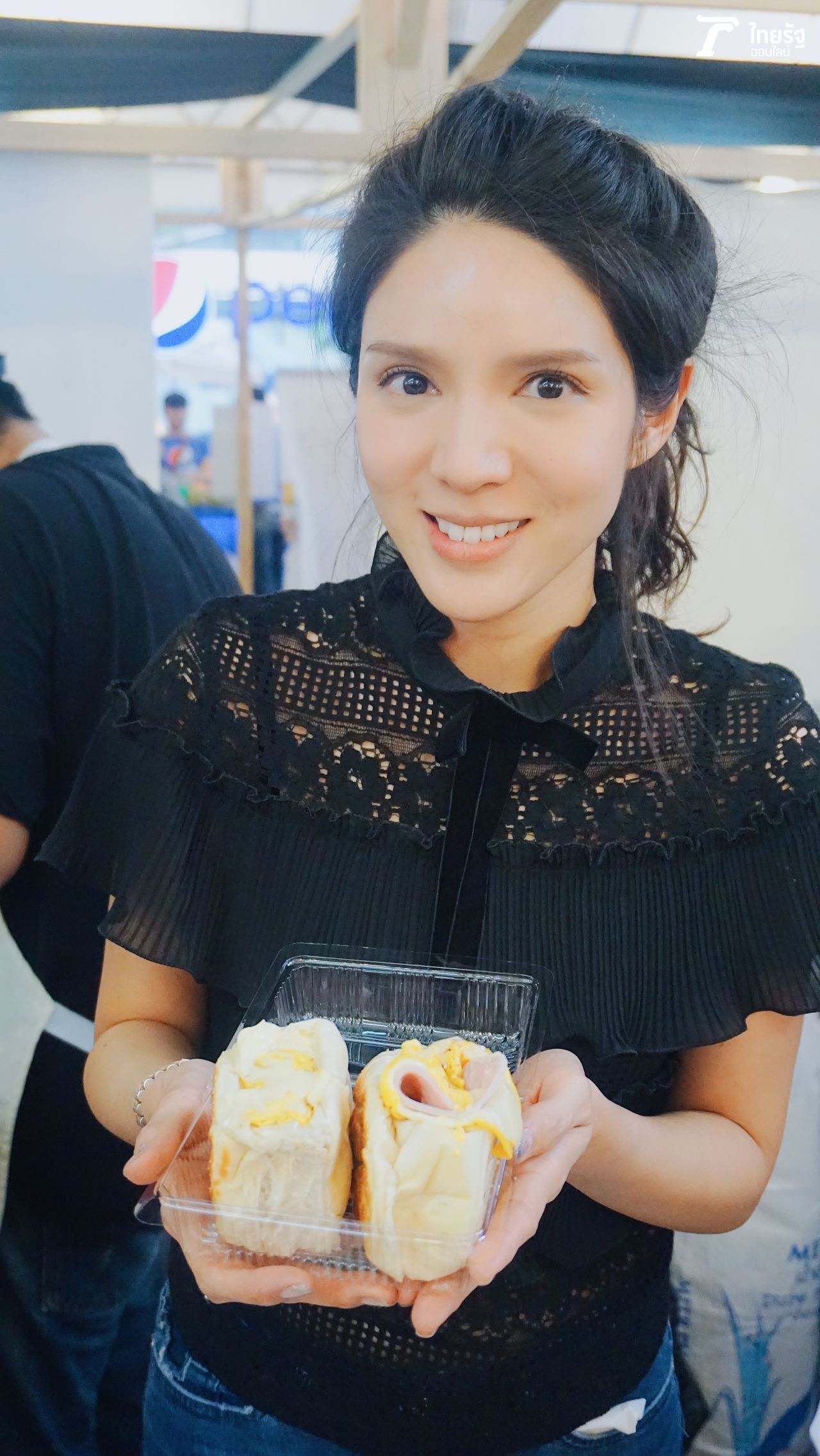 ขนมปังอร่อยๆกับแม่ค้าคนสวย