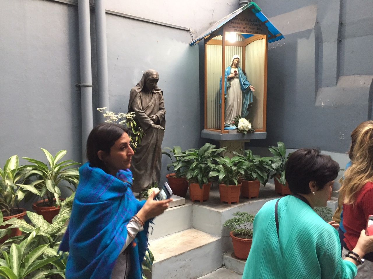 รูปปั้นของแม่ชีเทเรซาตั้งเคียงคู่กับรูปปั้นพระแม่มารี ให้ผู้คนได้สักการะแสดงความเคารพ