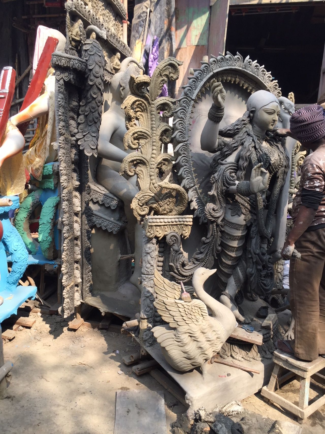 คนงานกำลังปั้นรูปปั้นพระแม่สรัสวตีอย่างสุดฝีมือ