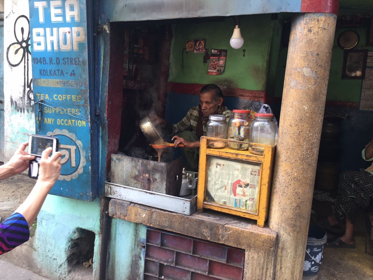 คุณลุงคนหนึ่งกำลังชงชา มาซาลา เครื่องดื่มขึ้นชื่อของอินเดีย