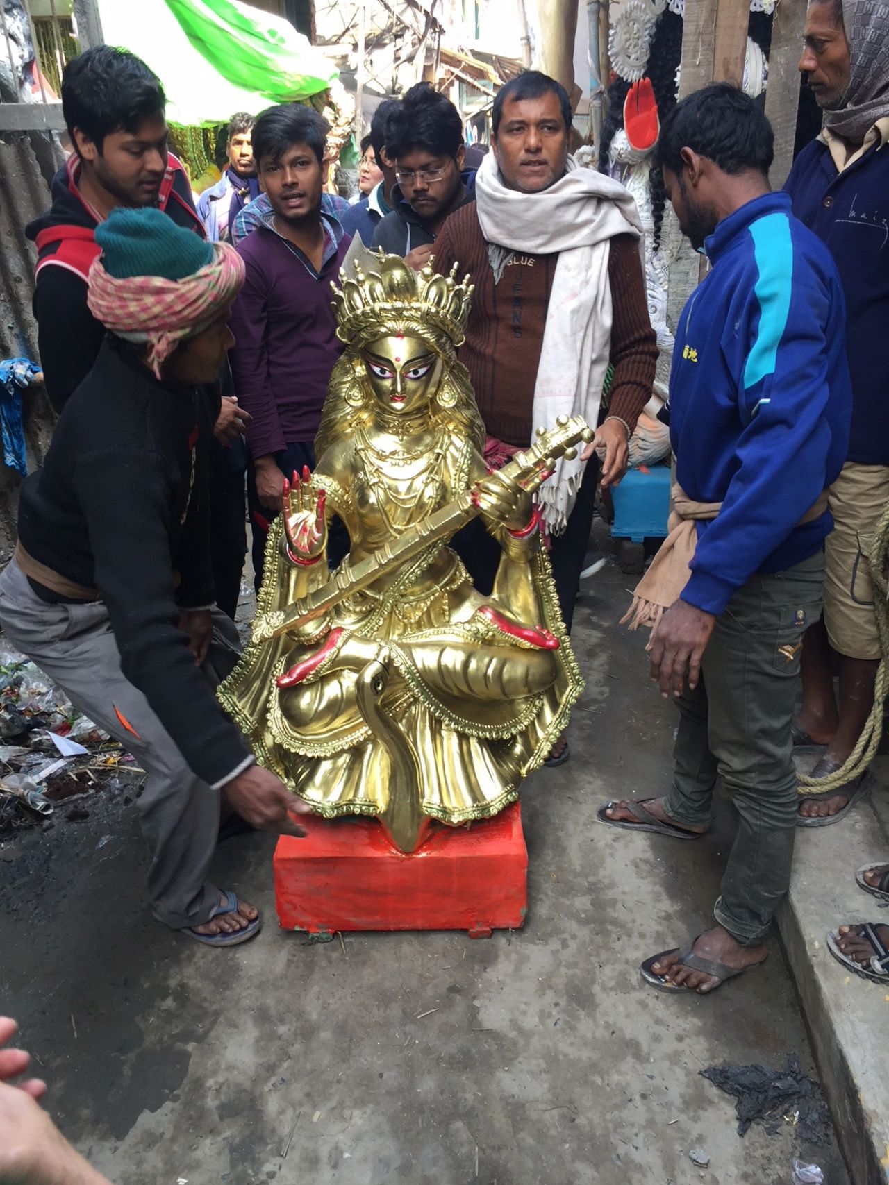 พระแม่สรัสวตีสีทอง