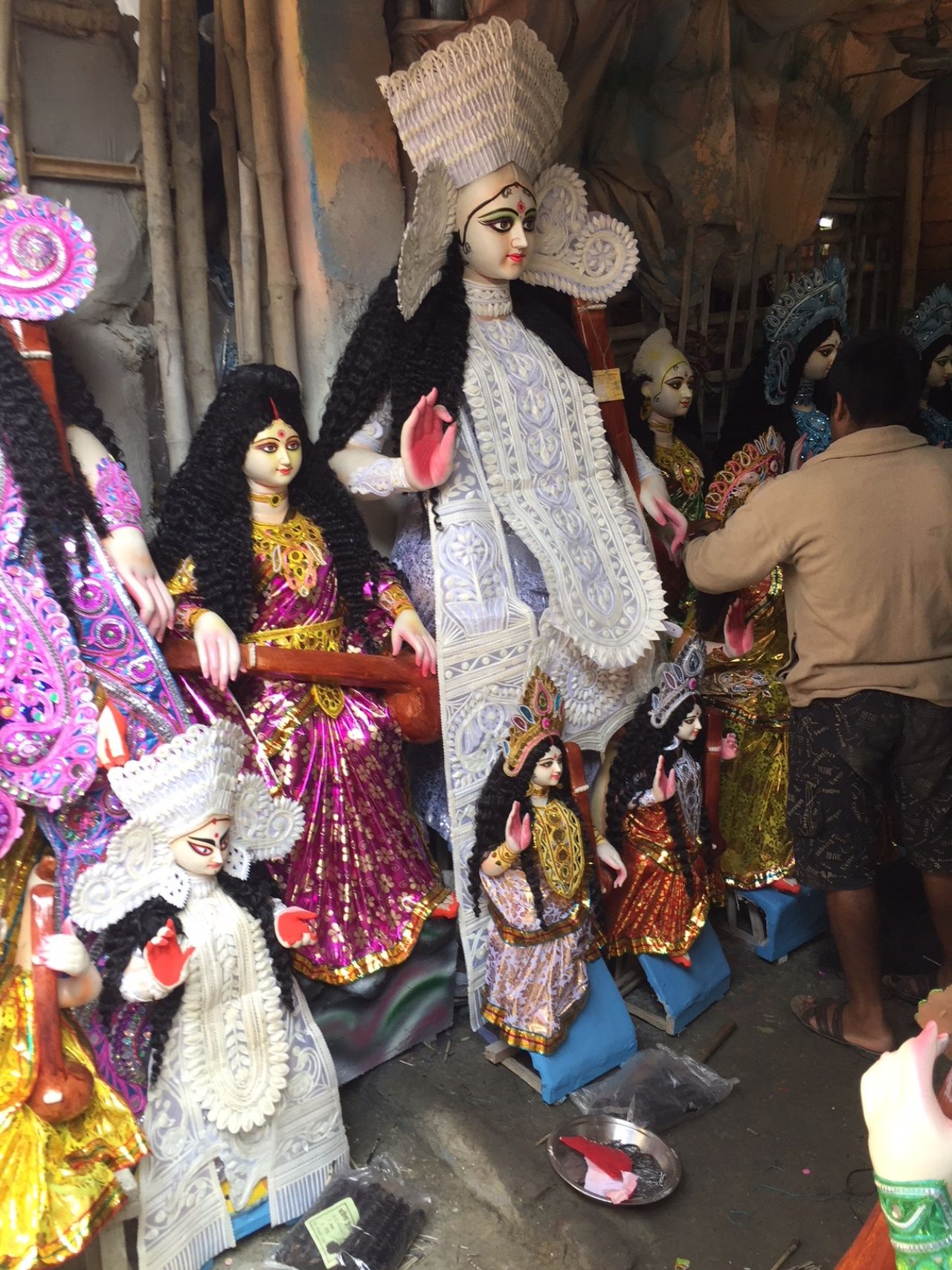 รูปปั้นพระแม่สรัสวตีที่ปั้นเสร็จพร้อมจำหน่าย