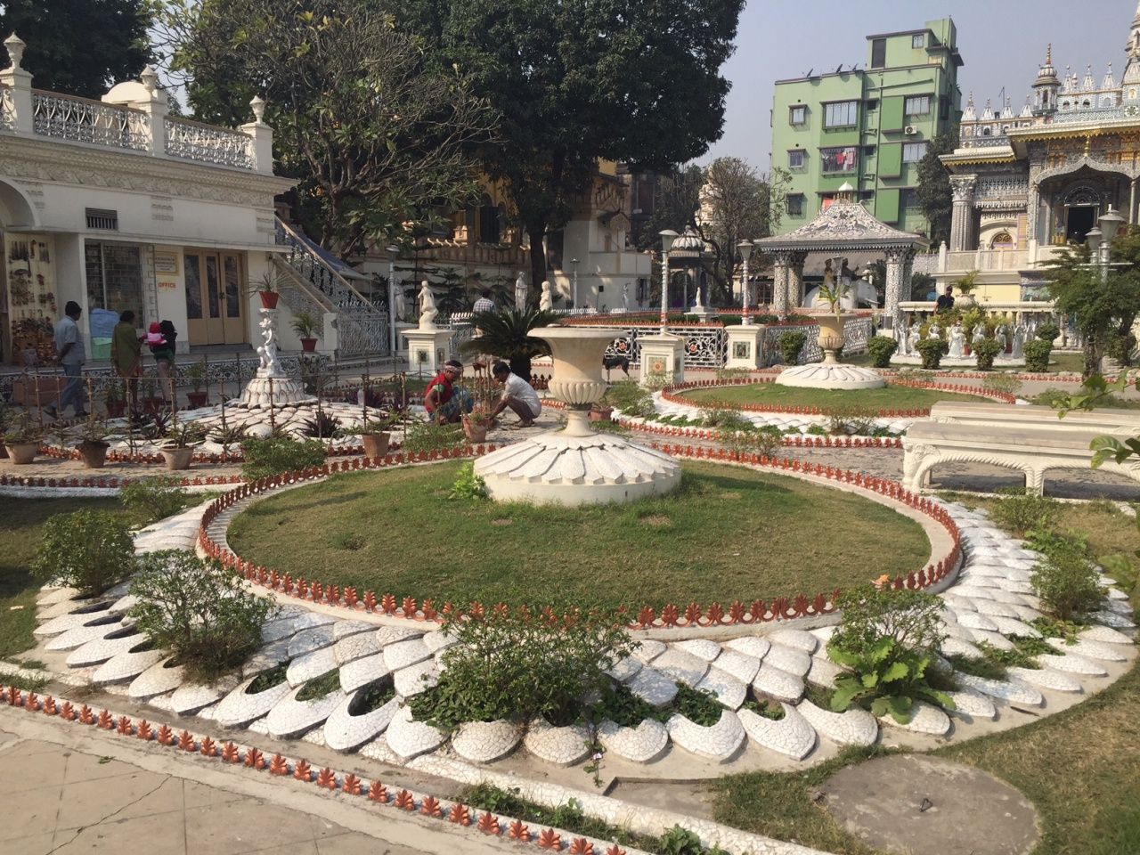 สวนภายในวัด ปารัชวานาธ เชน