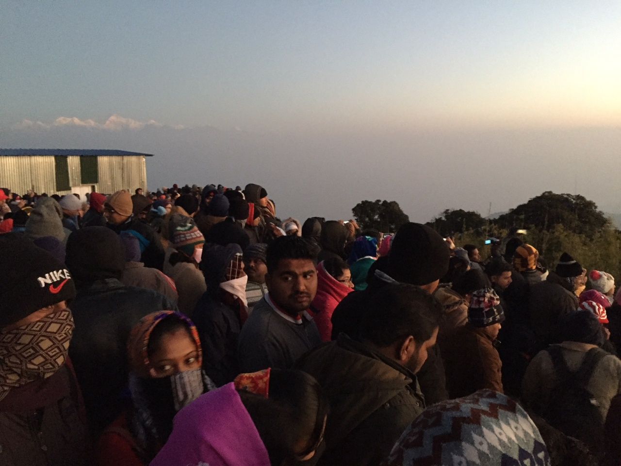 คนมากมายรอชมพระอาทิตย์ขึ้น