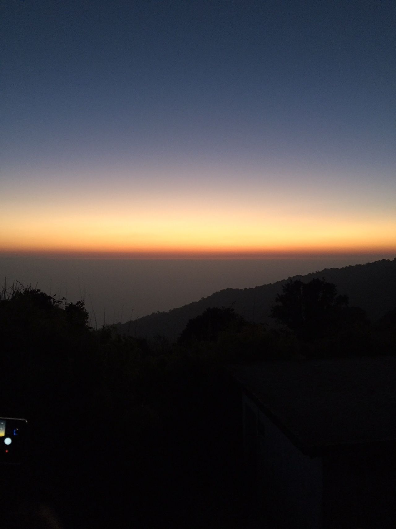 ท้องฟ้าเป็นแสงสีทองก่อนพระอาทิตย์ขึ้น