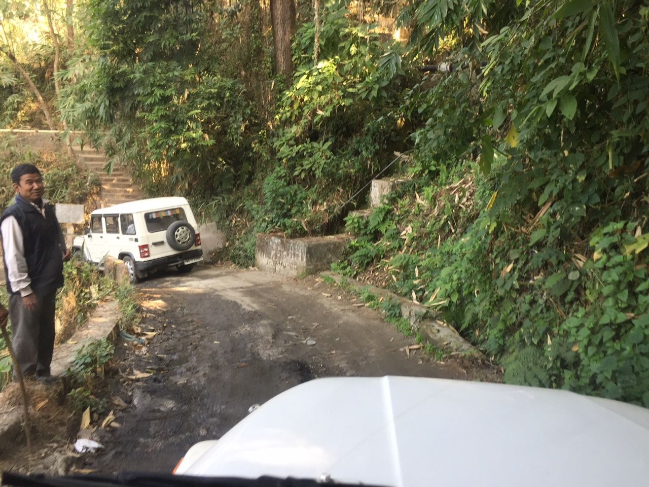 ทางลงไปไร่ชาอันแสนวิบาก