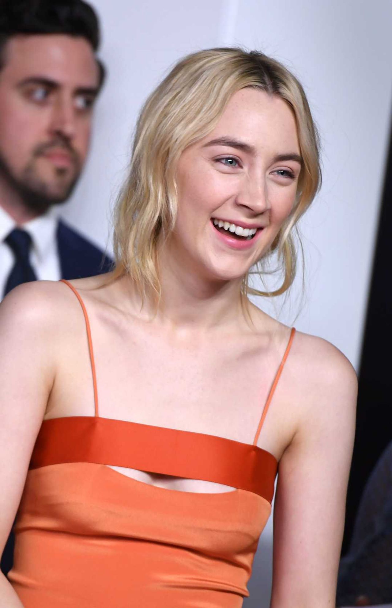 ส้มสวยมาแต่ไกล เซอร์ช่า โรแนน แหวกอกนิดหน่อยในชุดของ Cushnie et Ochs จากเรื่องเลดี้ เบิร์ด Lady Bird สวยใสน่าจับตาในสาขานำหญิงยอดเยี่ยม อุ่นใจแล้วเพราะเพิ่งได้ นำหญิงยอดเยี่ยม มาจากเวทีลูกโลกทองคำ