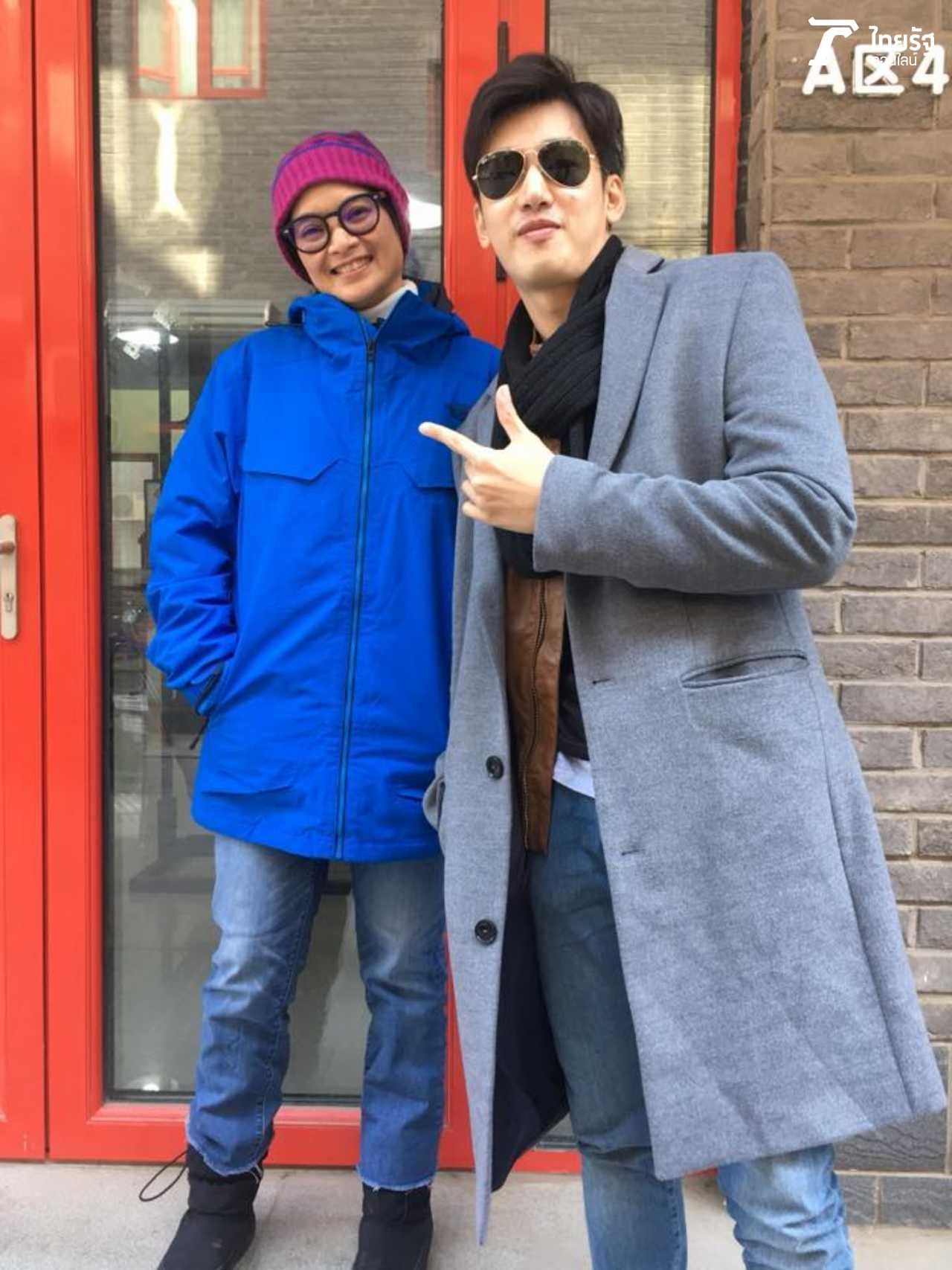 กบ วณิชชา ตันจันทึก ผู้บริหารของ เรติน่าฟิล์มโปรดักชั่น ที่ปักกิ่ง จีน กับ แบงค์​นิพนธ์ พระเอกดาวรุ่ง ที่มีผลงานหนังจีนเรื่อง ซุปเปอร์อาเขต Super Arcade เล่นคู่กับ จอนนี่ ห่าว