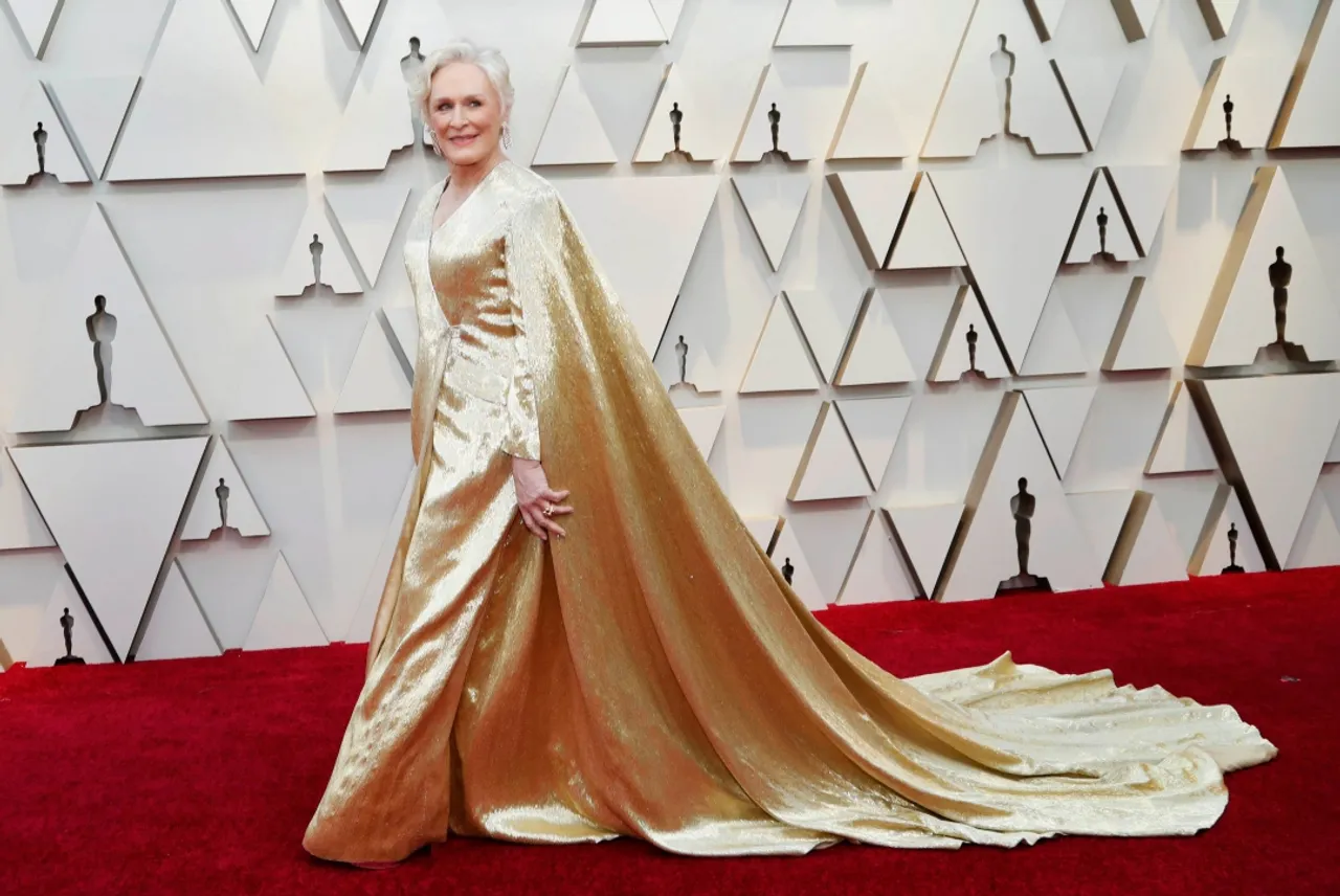 เกล็นน์ โคลส ทองอร่ามว้าวมาเลยกับชุด Carolina Herrera