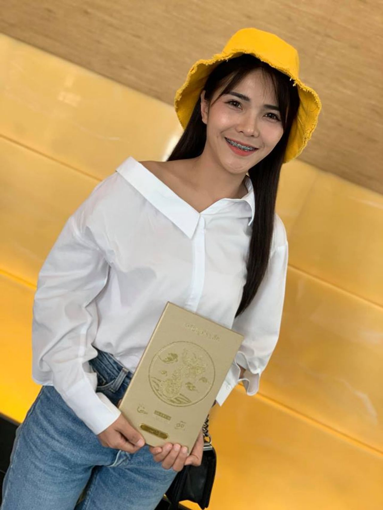 เสื้อเชิ้ตสีขาว+กางเกงยีนส์ เข้ากันสุดๆ