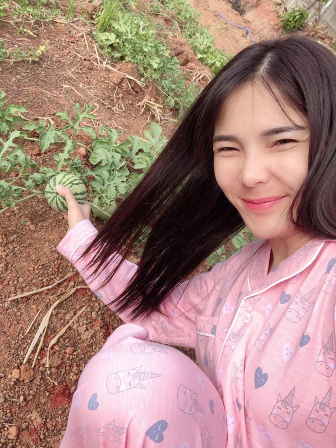 ใส่ชุดนอนสีชมพูลงมาเก็บแตงโม น่ารักสุดๆ