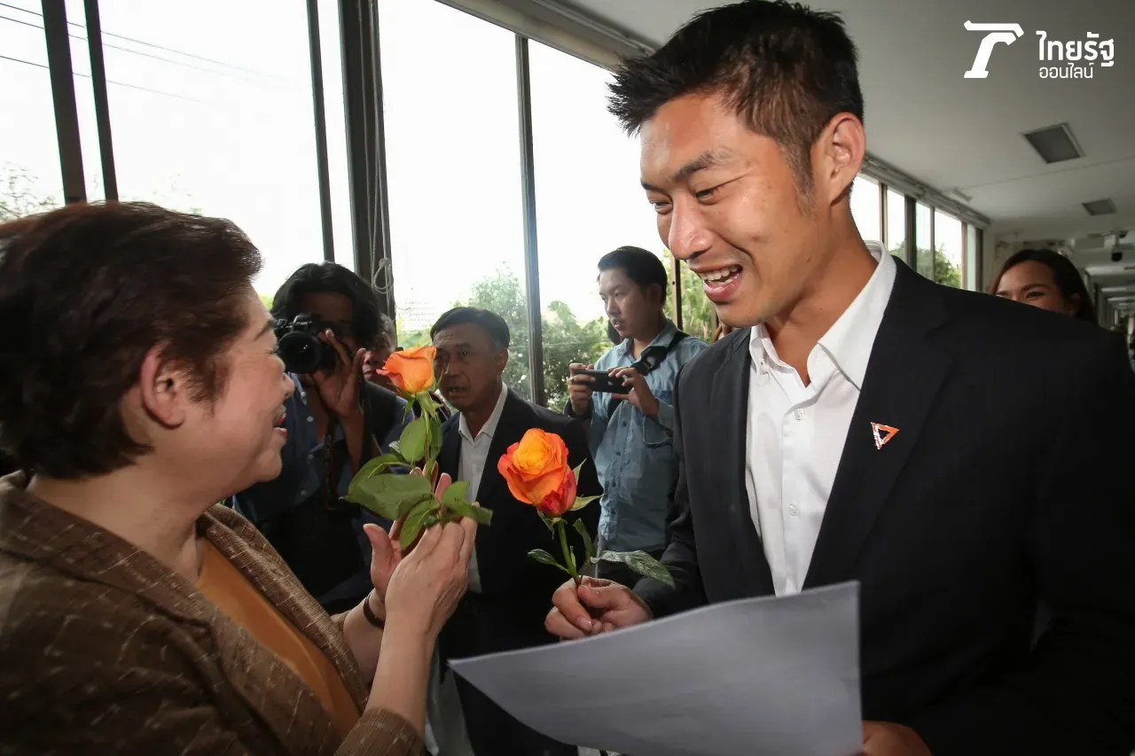 เปิดภาพ "คุณแม่สมพร" โผล่เซอร์ไพรส์ให้กำลังใจลูกชาย "ธนาธร"