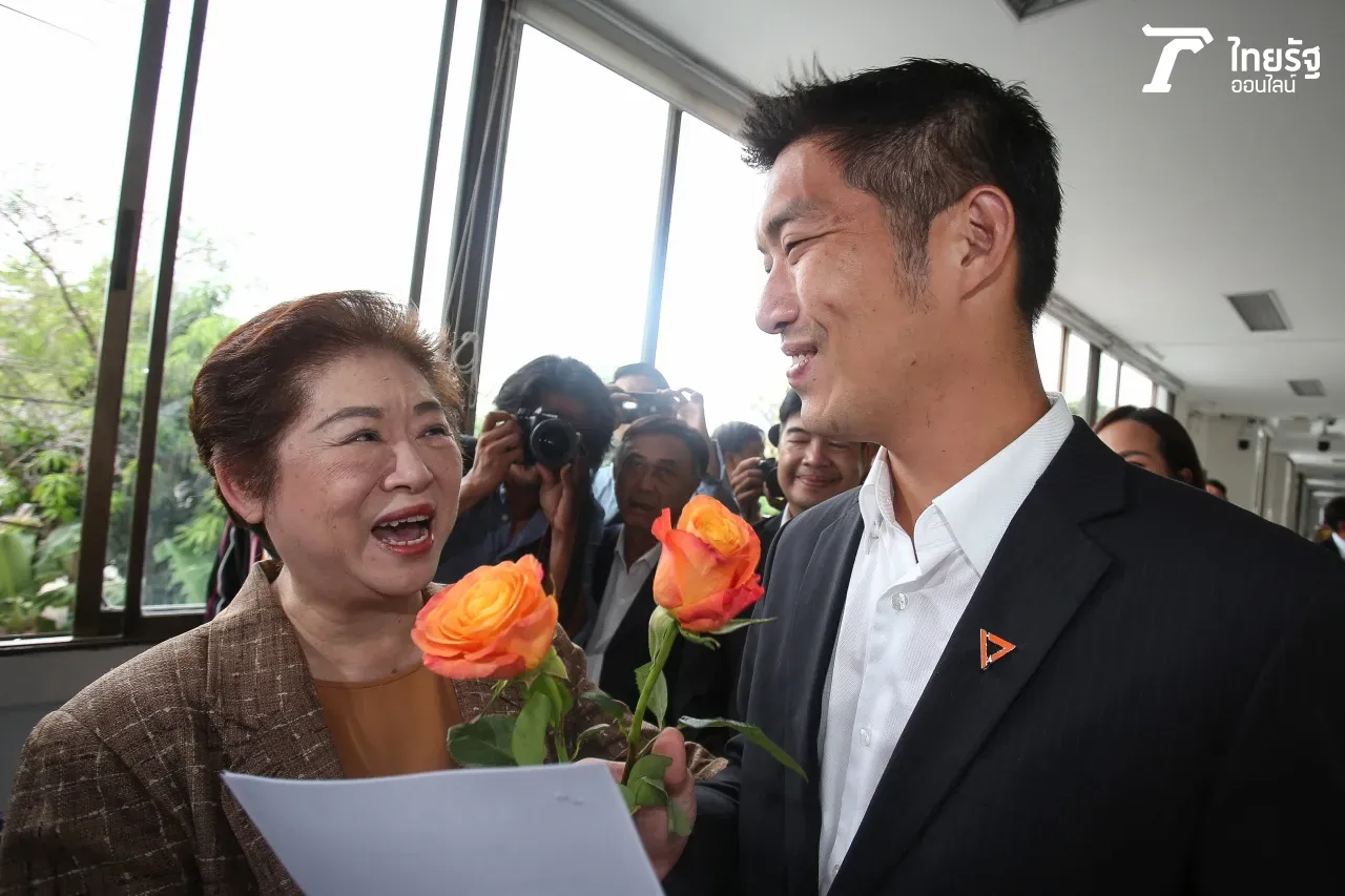 เปิดภาพ "คุณแม่สมพร" โผล่เซอร์ไพรส์ให้กำลังใจลูกชาย "ธนาธร"