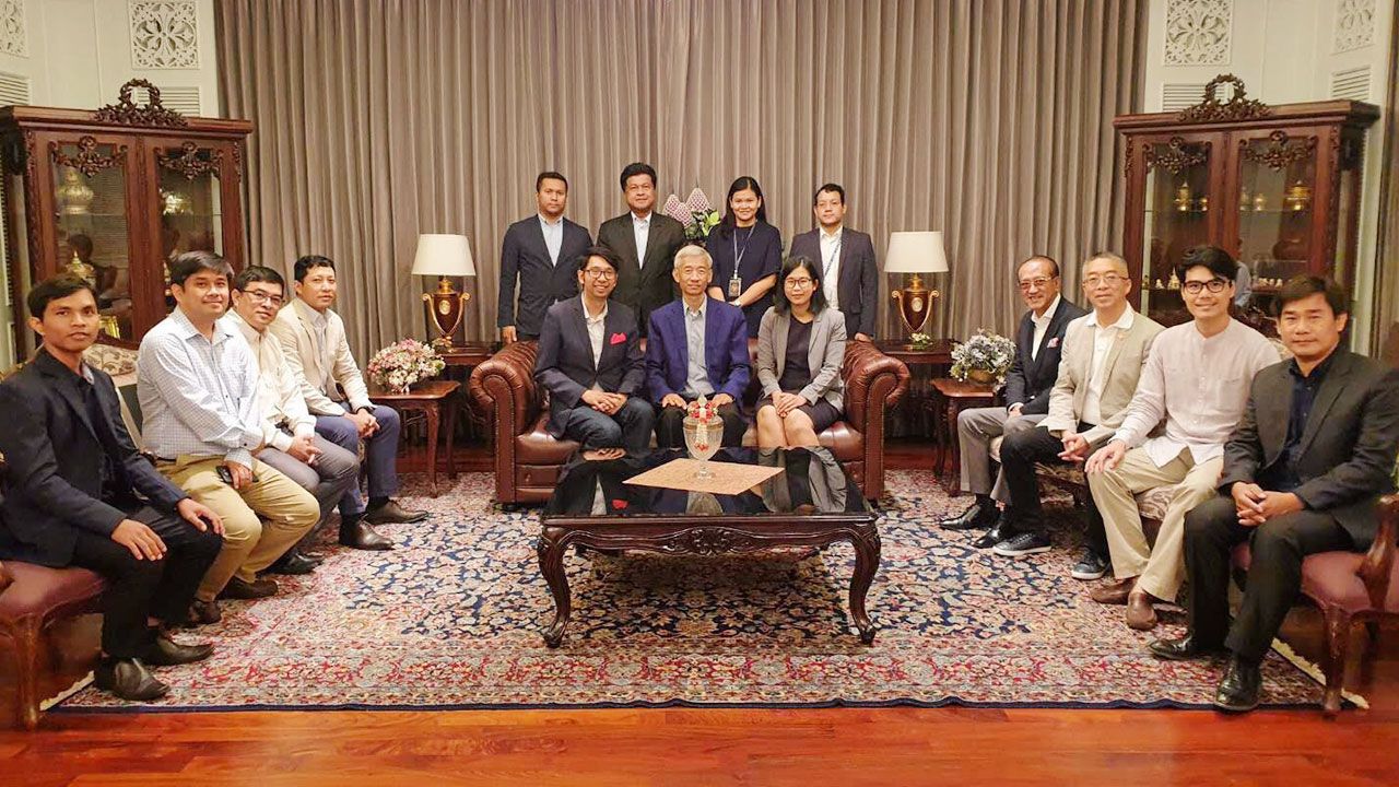 ต้อนรับอบอุ่น ปัญญารักษ์ พูลทรัพย์ ออท. ณ กรุงพนมเปญ กัมพูชา จัดเลี้ยงต้อนรับ ผศ.อาสาฬห์ สุวรรณฤทธิ์ คณบดีคณะสถาปัตยกรรมศาสตร์ฯ มธ. พร้อมทั้งเชิญ คณบดีจาก 5 มหาวิทยาลัยของกัมพูชา และ สุภชัย วีระภุชงค์ มาร่วมพบปะด้วย ที่สถานทูต.