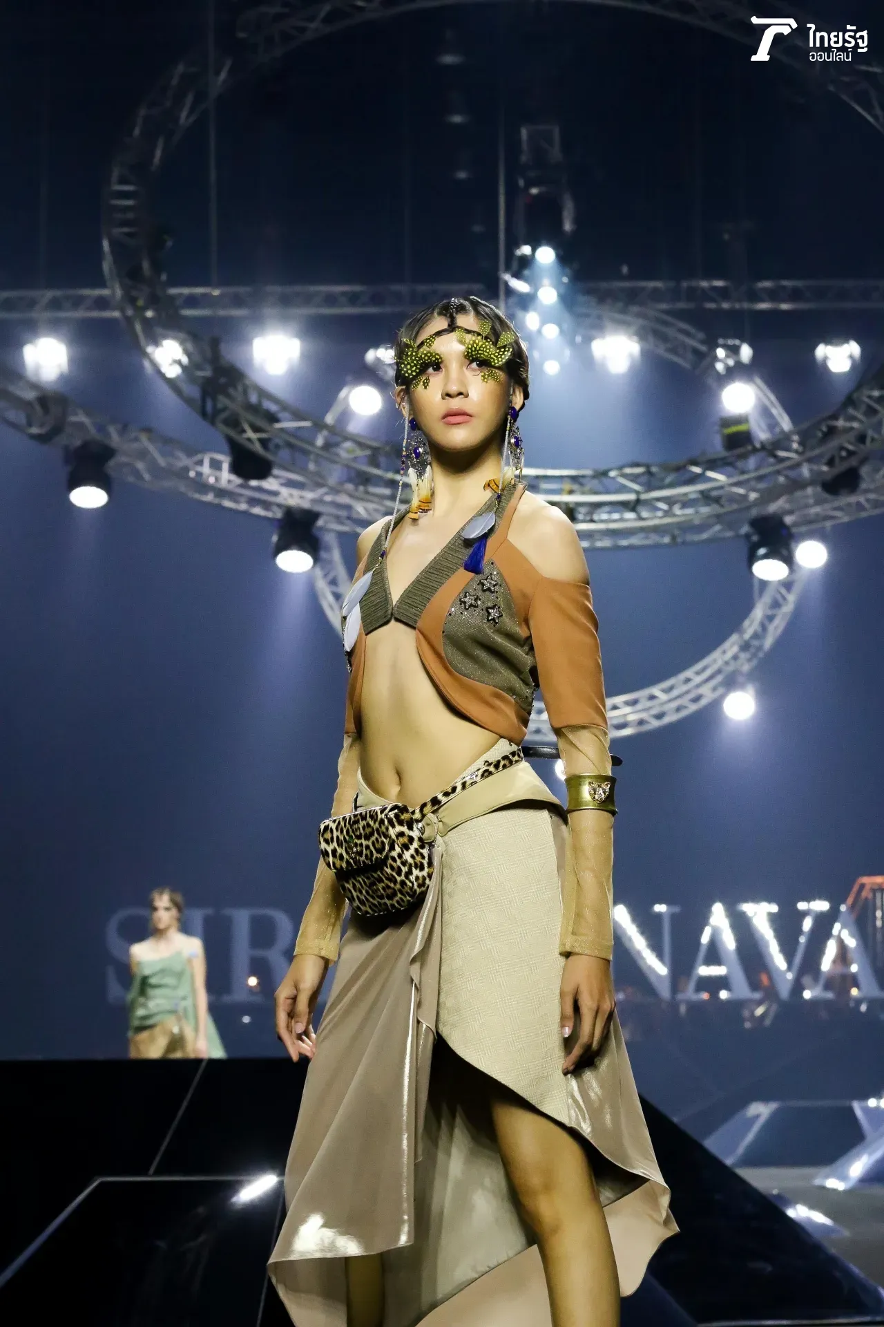 สะกดทุกสายตา แฟชั่นโชว์ SIRIVANNAVARI SS19 งดงาม นำเทรนด์