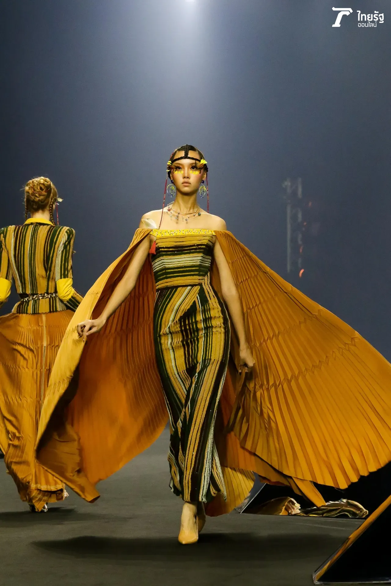 สะกดทุกสายตา แฟชั่นโชว์ SIRIVANNAVARI SS19 งดงาม นำเทรนด์