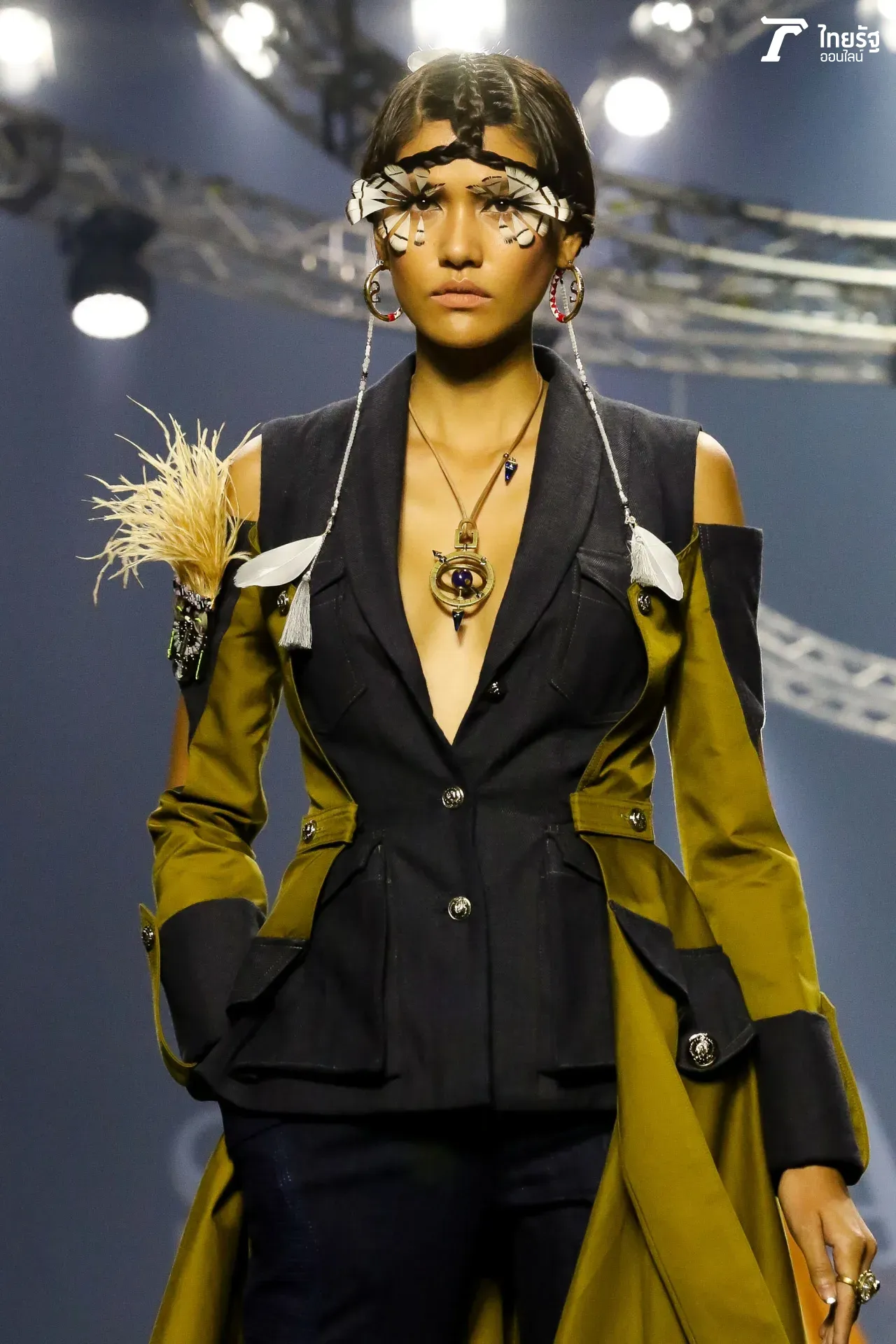 สะกดทุกสายตา แฟชั่นโชว์ SIRIVANNAVARI SS19 งดงาม นำเทรนด์