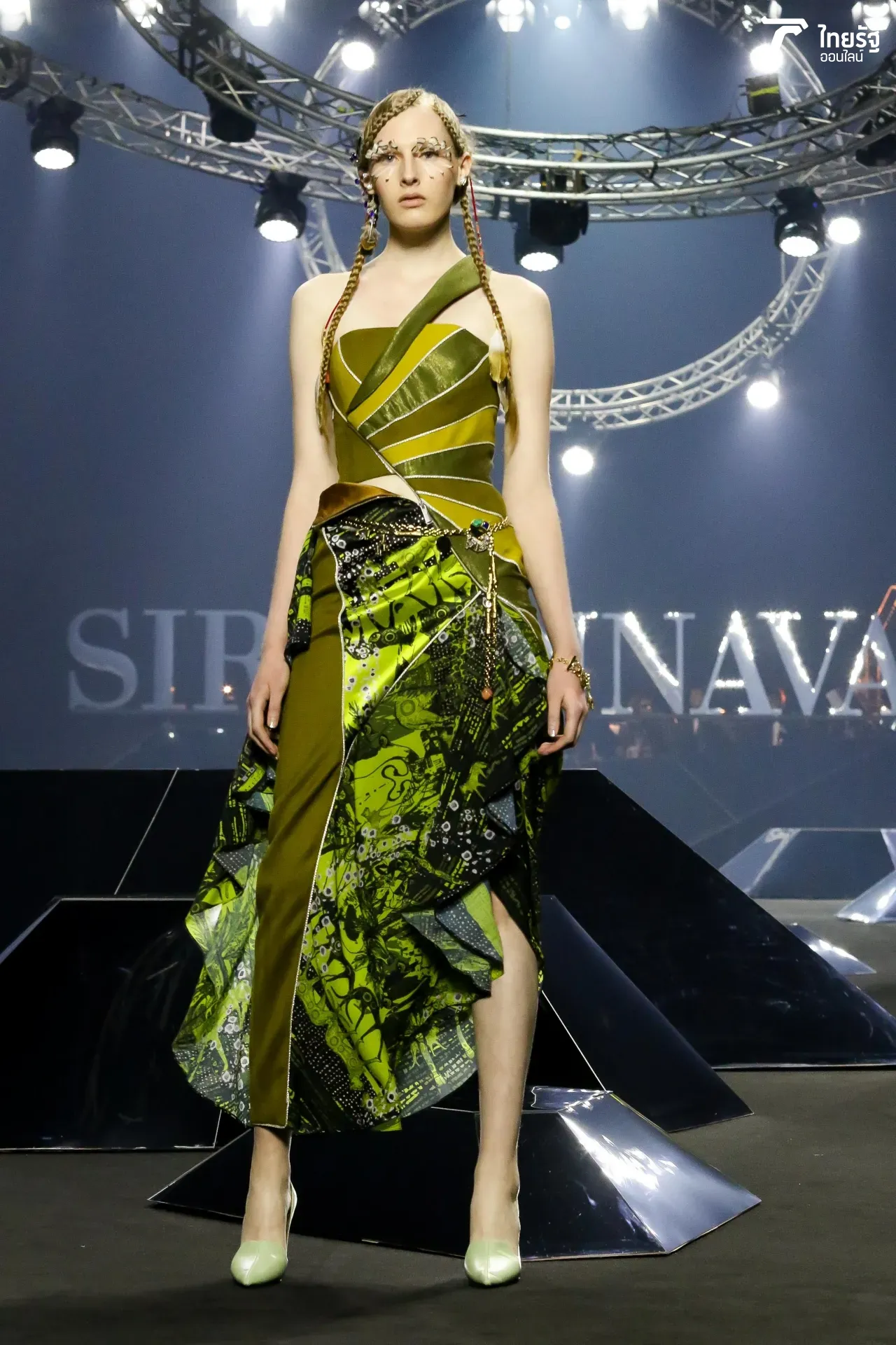 สะกดทุกสายตา แฟชั่นโชว์ SIRIVANNAVARI SS19 งดงาม นำเทรนด์