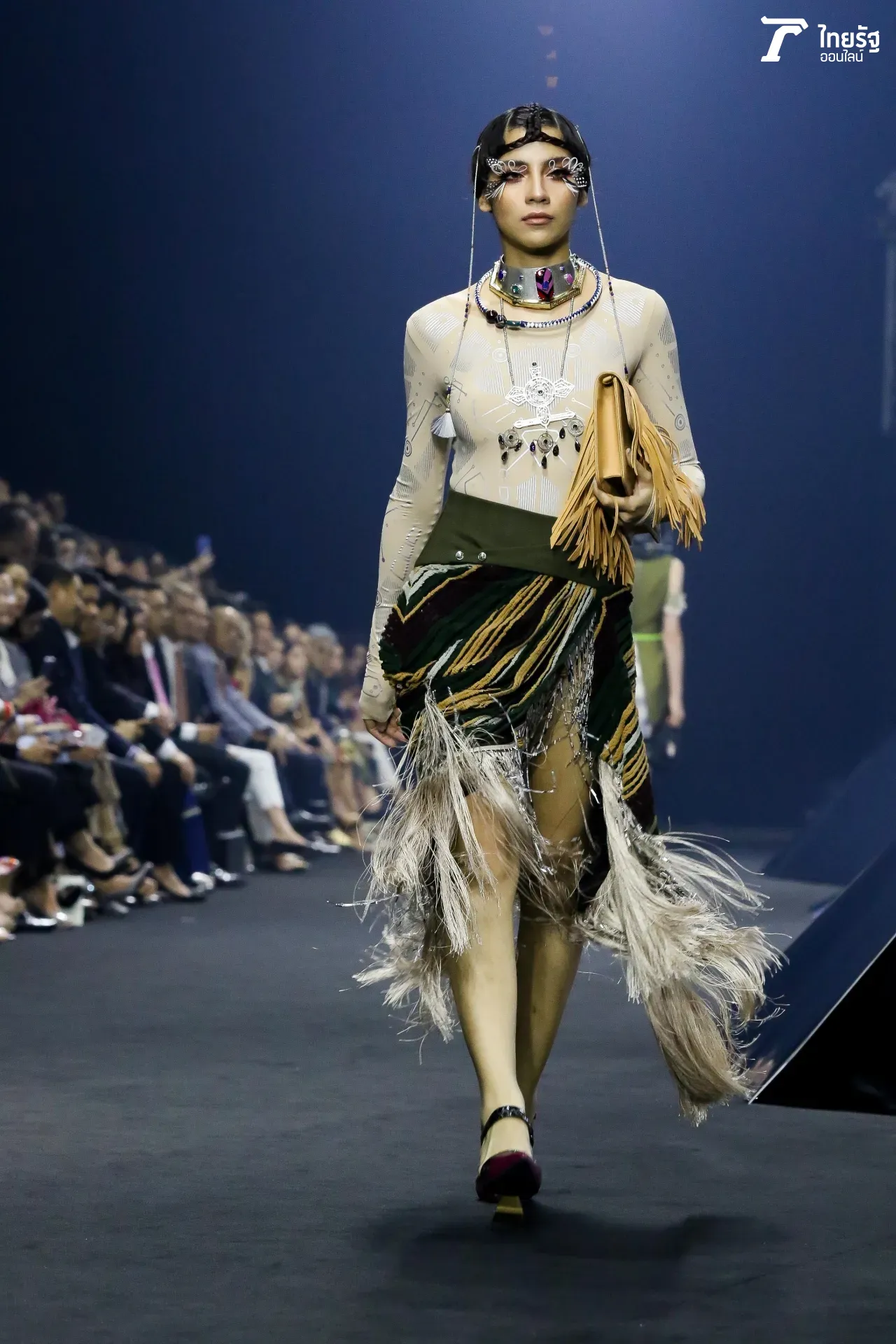 สะกดทุกสายตา แฟชั่นโชว์ SIRIVANNAVARI SS19 งดงาม นำเทรนด์