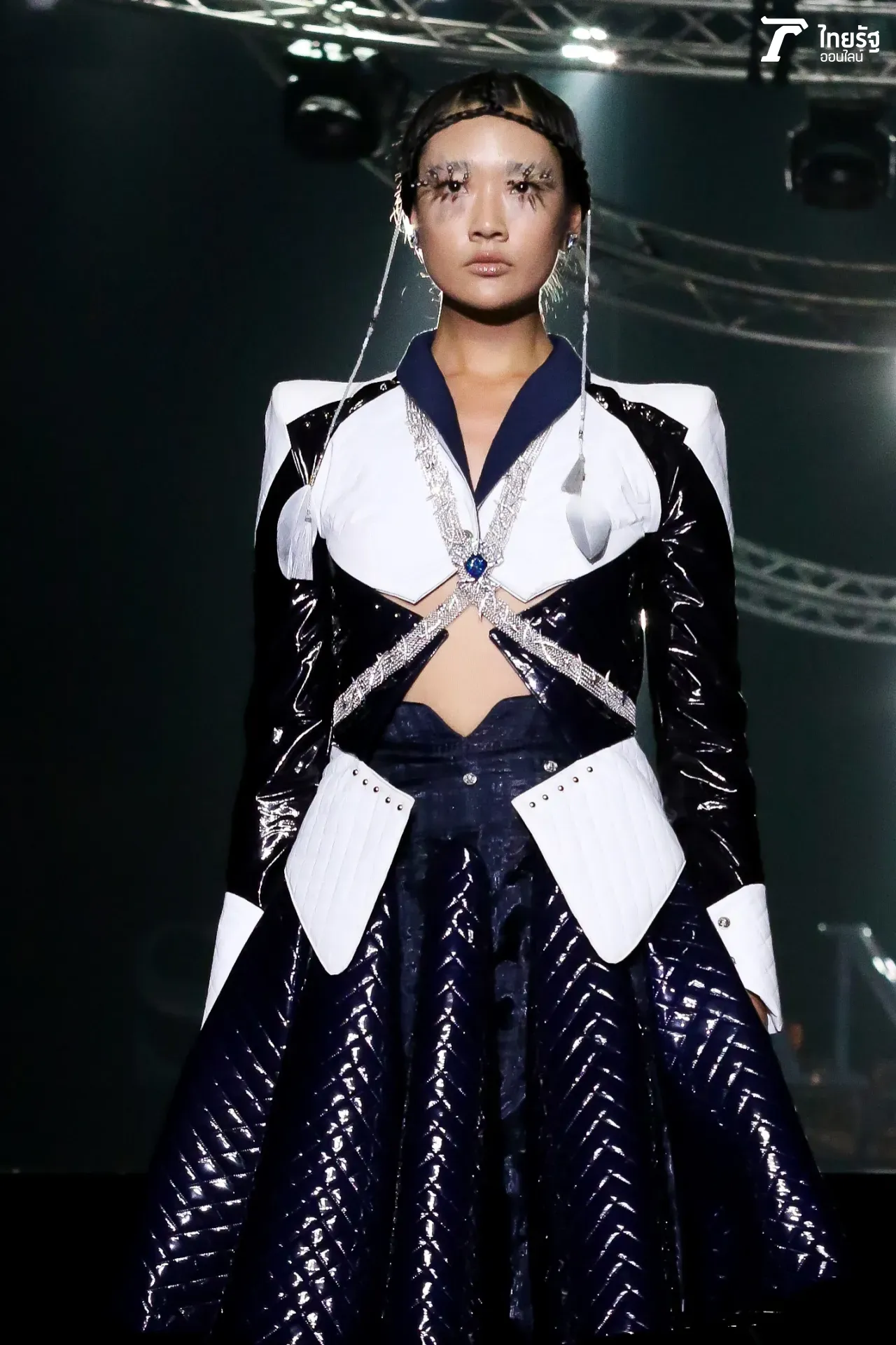 สะกดทุกสายตา แฟชั่นโชว์ SIRIVANNAVARI SS19 งดงาม นำเทรนด์