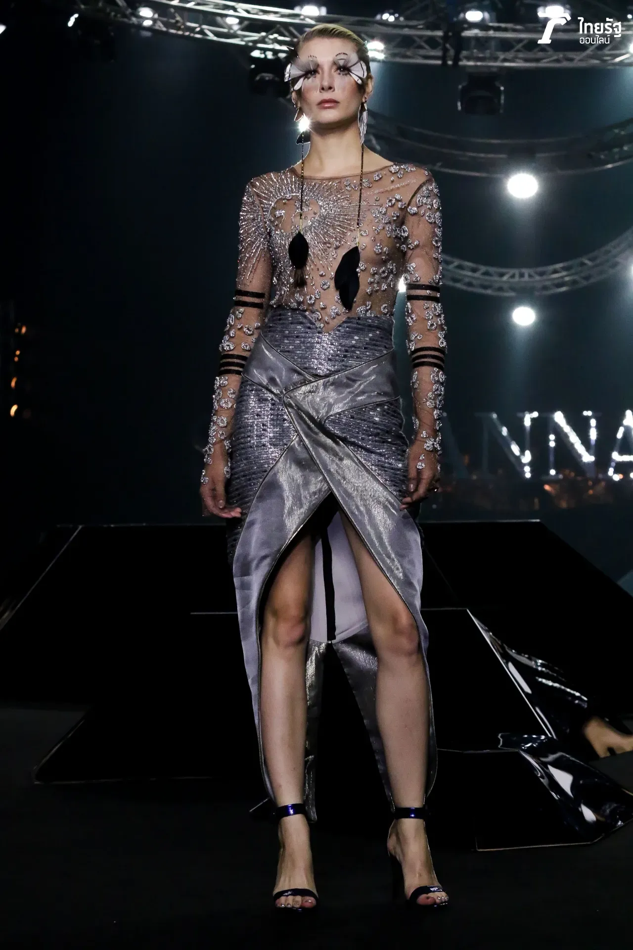 สะกดทุกสายตา แฟชั่นโชว์ SIRIVANNAVARI SS19 งดงาม นำเทรนด์