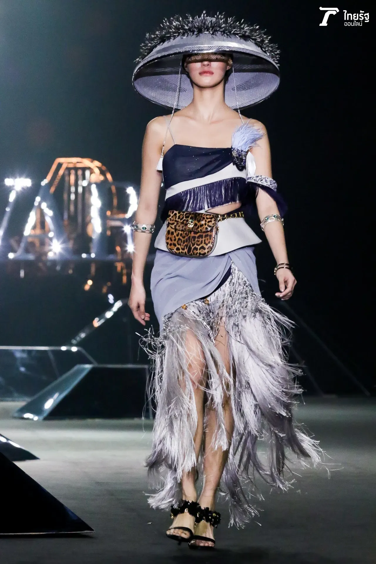 สะกดทุกสายตา แฟชั่นโชว์ SIRIVANNAVARI SS19 งดงาม นำเทรนด์