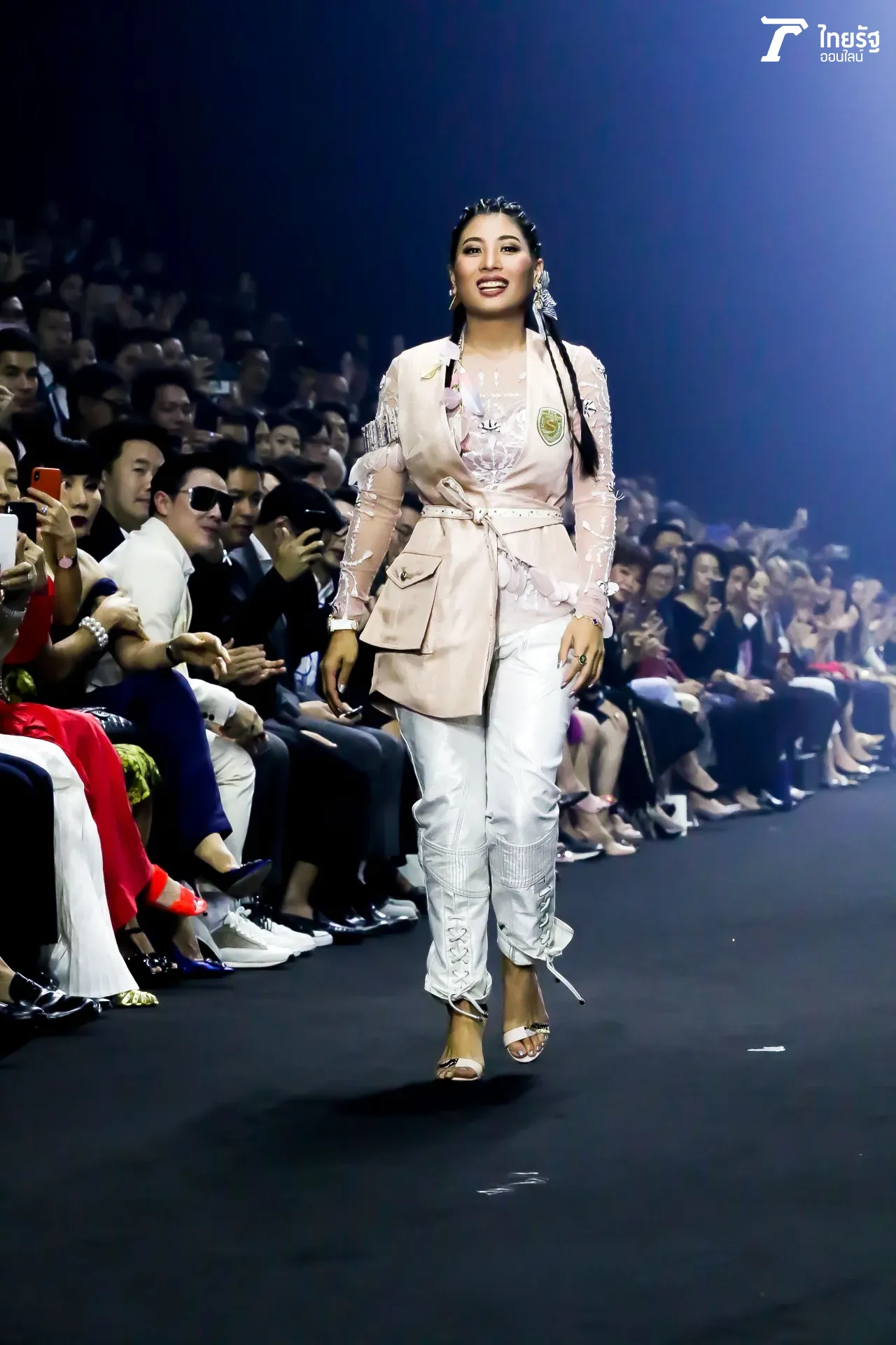 สะกดทุกสายตา แฟชั่นโชว์ SIRIVANNAVARI SS19 งดงาม นำเทรนด์