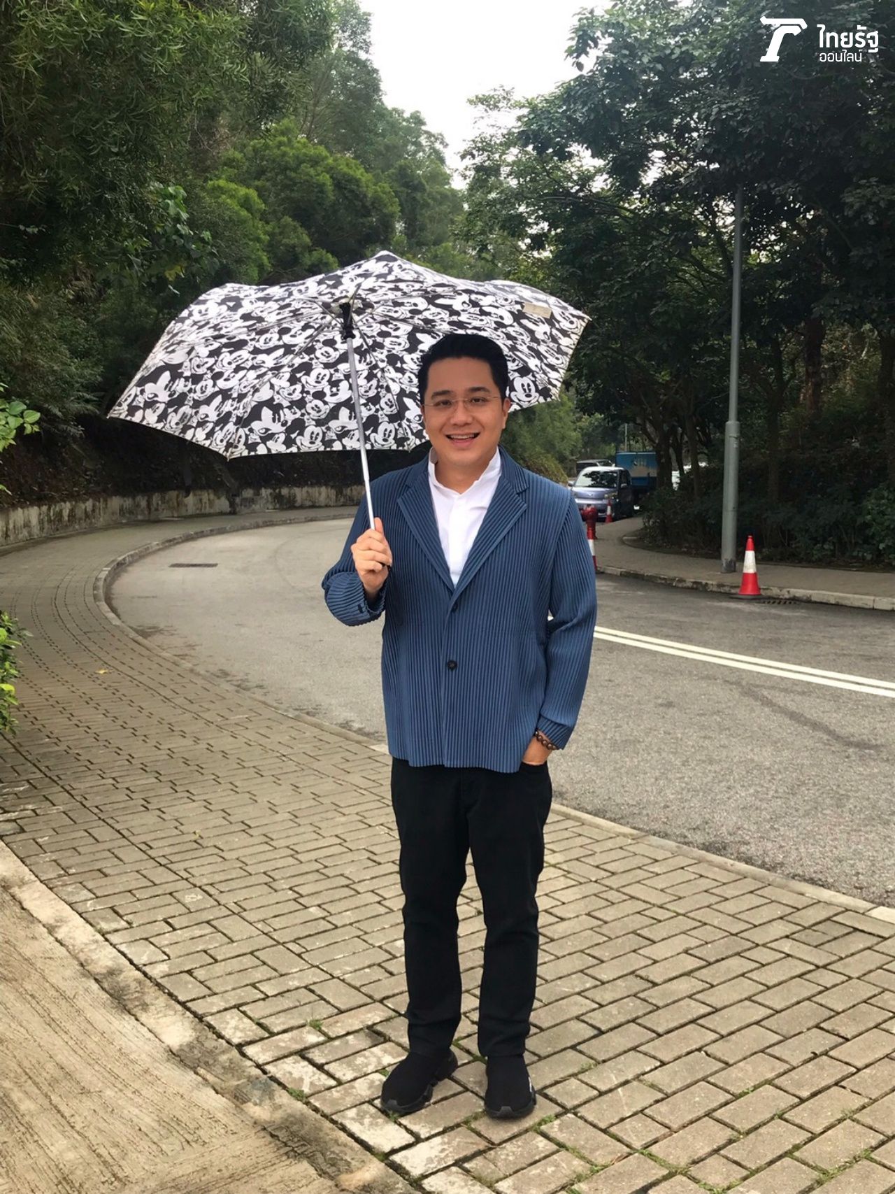 หมอช้างและร่มมิกกี้เม้าส์ของเขา