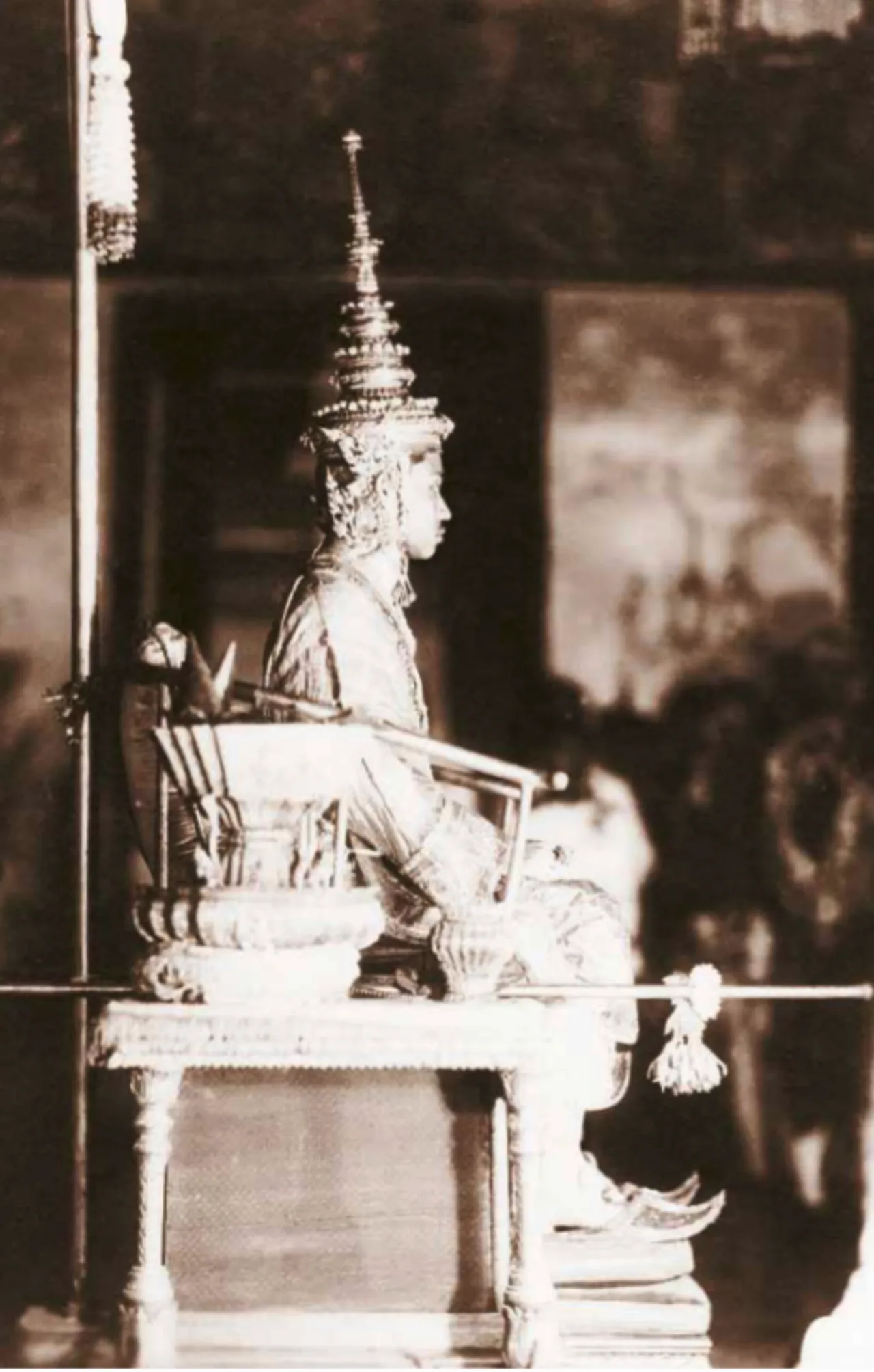 พระบาทสมเด็จพระปกเกล้าเจ้าอยู่หัว ประทับพระที่นั่งภัทรบิฐ ณ พระที่นั่งไพศาลทักษิณ ทรงรับเครื่องราชกกุธภัณฑ์ เครื่องบรมราชาภรณ์ และเครื่องพระราชอิสริยยศ ในพระราชพิธีบรมราชาภิเษก วันที่ 25 กุมภาพันธ์ 2468