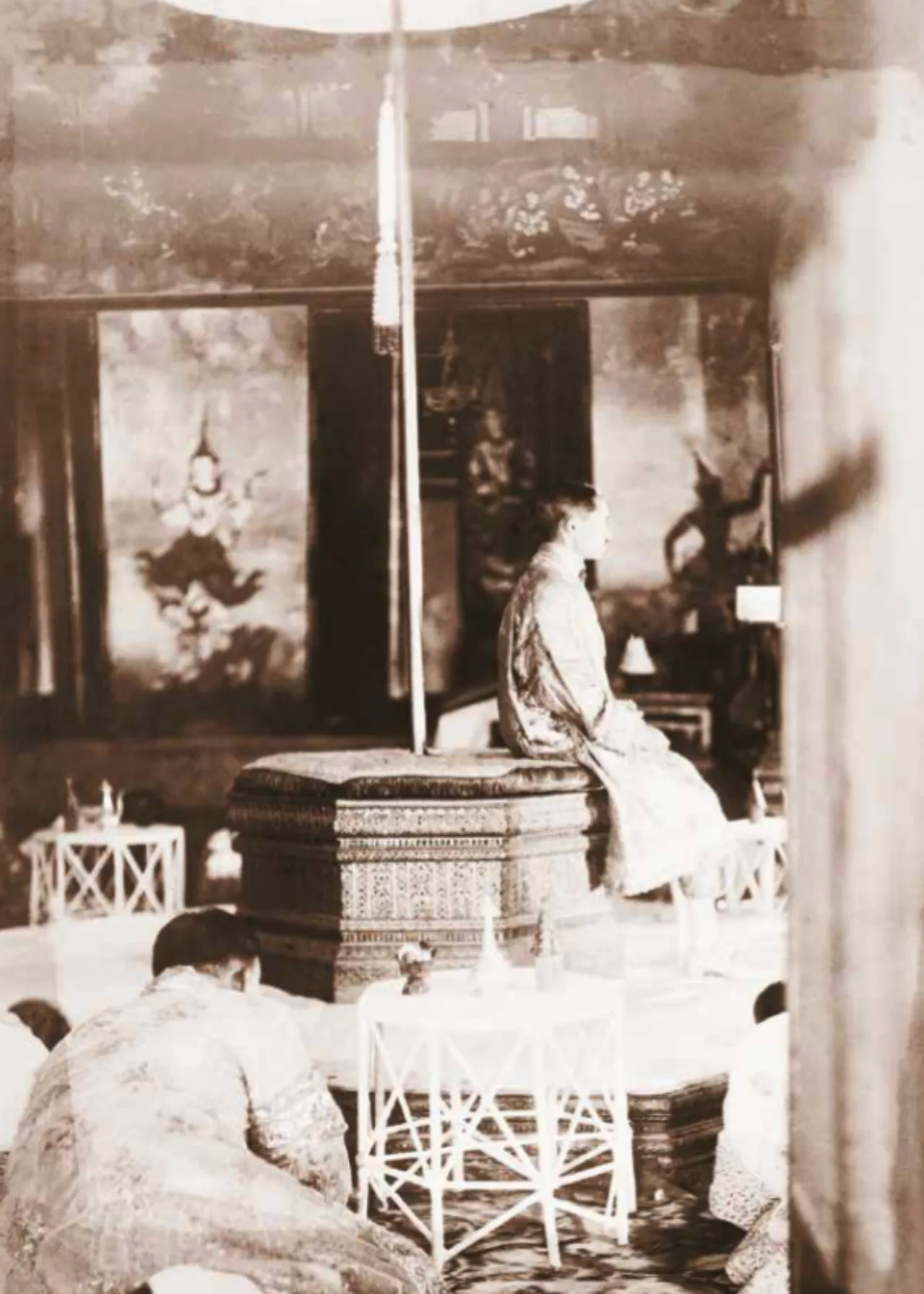 พระบาทสมเด็จพระปกเกล้าเจ้าอยู่หัว ทรงเครื่องบรมขัตติยราชภูษิตาภรณ์ ประทับพระที่นั่งอัฐทิศอุทุมพรราชอาสน์ ในพระที่นั่งไพศาลทักษิณ ทรงรับน้ำอภิเษก ในการพระราชพิธีบรมราชาภิเษก วันที่ 25 กุมภาพันธ์ 2468