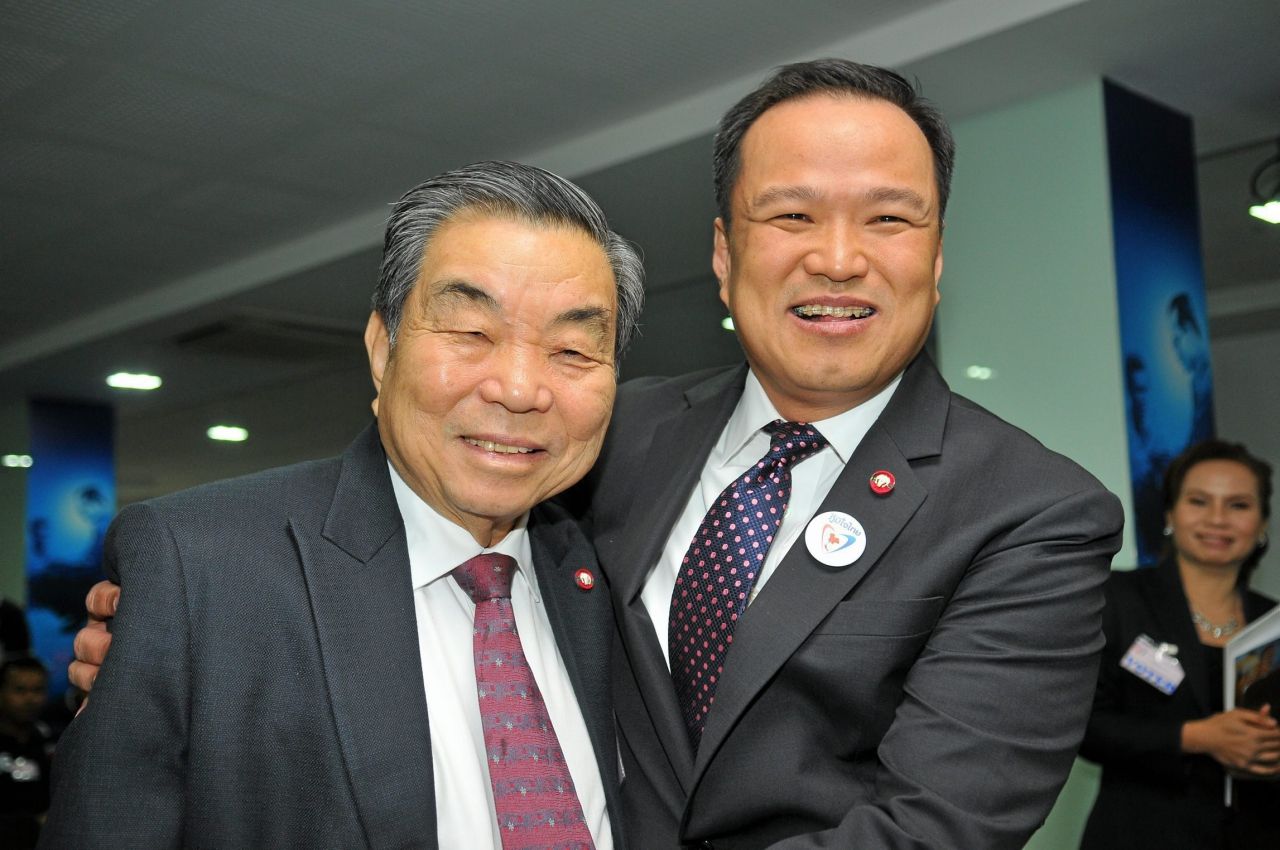 ซ้าย-ชวรัตน์ ชาญวีรกูล