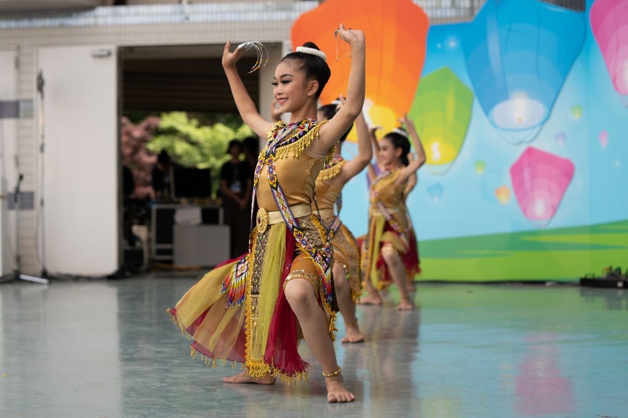 การแสดงด้านวัฒนธรรม จากคณะนักเรียนนาฏศิลป์ จากโรงเรียนไทยรัฐวิทยา 12 (บ้านเอก) อ.แม่อาย จ.เชียงใหม่