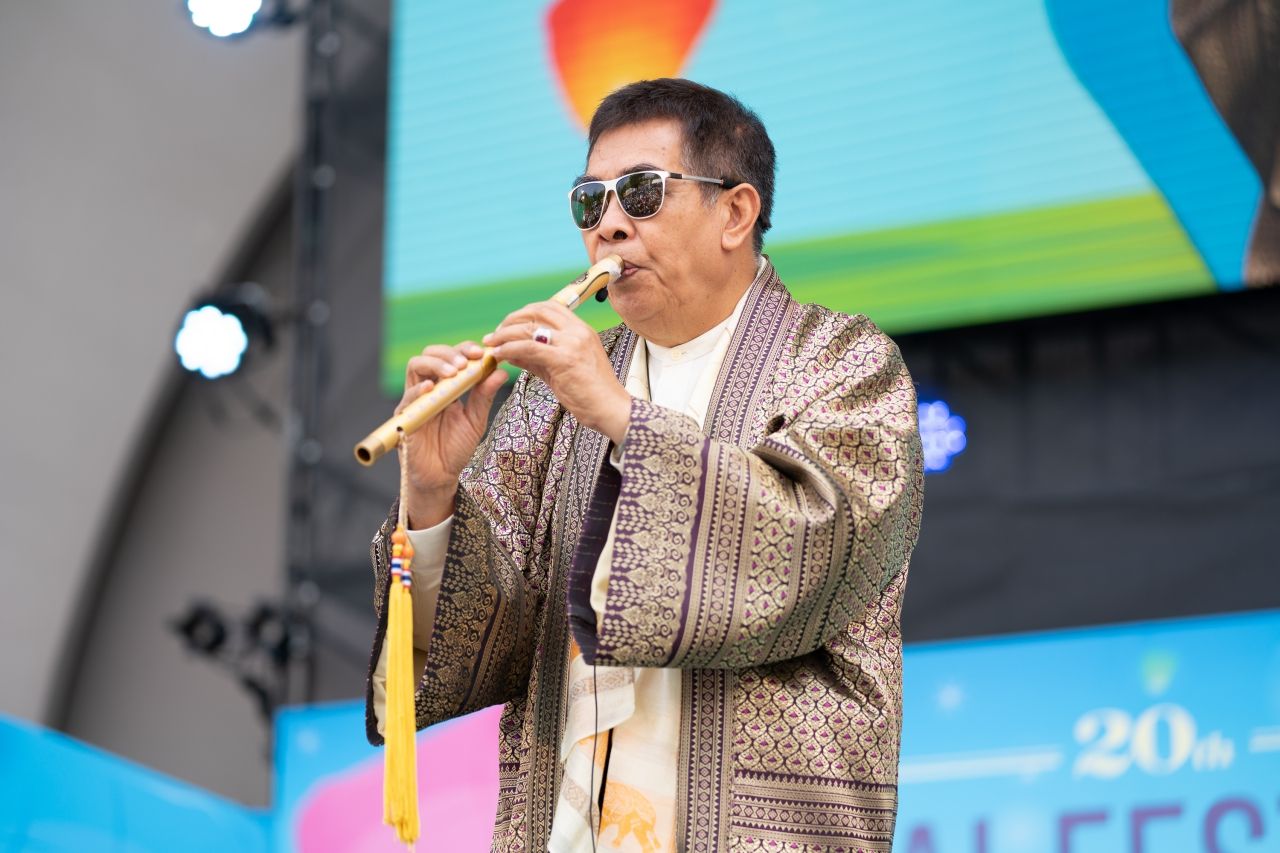 ธนิสร์ ศรีกลิ่นดี ศิลปินแห่งชาติมาโชว์ลีลาขลุ่ยไทย