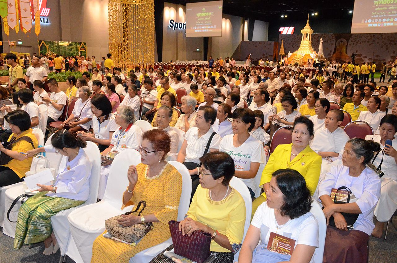 พุทธศาสนิกชนมาร่วมฟังบรรยายธรรมจากพระชื่อดังเนืองแน่นทุกวันในงาน “วิสาขบูชา พุทธบารมี” ซึ่งจัดถึงวันที่ 2 มิ.ย.นี้.