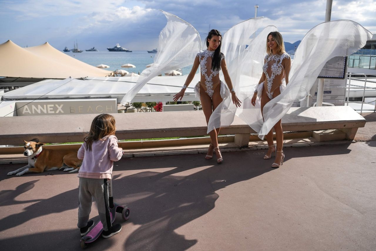 หนูน้อยต้องตะลึงไปแล้ว สองสาวอึ๋มแต่งเว้าสูง มาโปรโมทเนียนๆ แถว the Promenade de la Croisette 