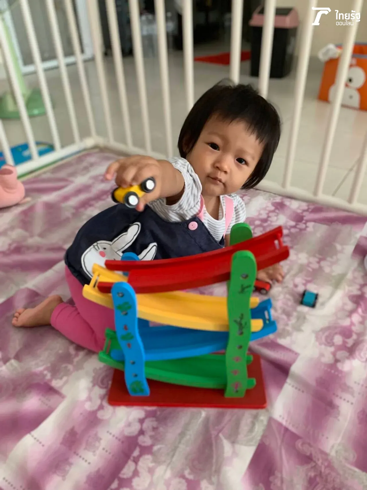 เมื่อลูกเริ่มเบื่อ หาของเล่นชิ้นใหม่ให้ลูกเล่น เพื่อให้ชินและสนุกกับการอยู่ใน "คอกกั้น"