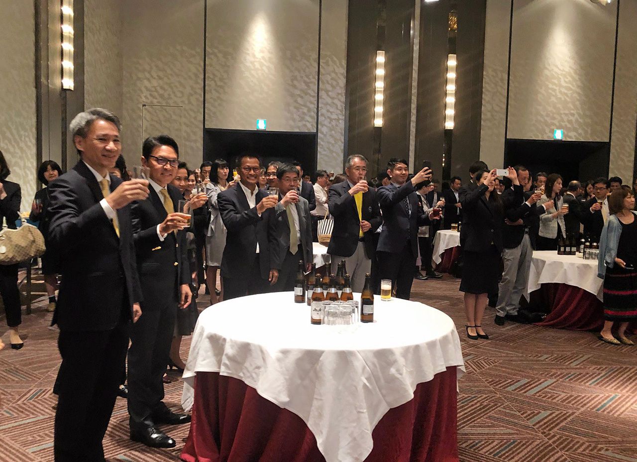 นายธเนศวร์ เพชรสุวรรณ รองผู้ว่าการ ททท.และคณะ เปิดงาน Amazing New Thailand ที่นครโอซากา ญี่ปุ่น.