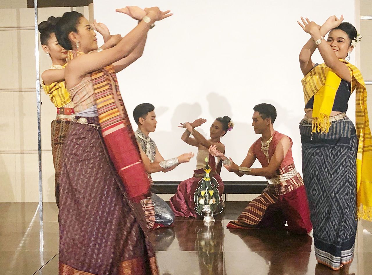 นายธเนศวร์ เพชรสุวรรณ รองผู้ว่าการ ททท.และคณะ เปิดงาน Amazing New Thailand ที่นครโอซากา ญี่ปุ่น.