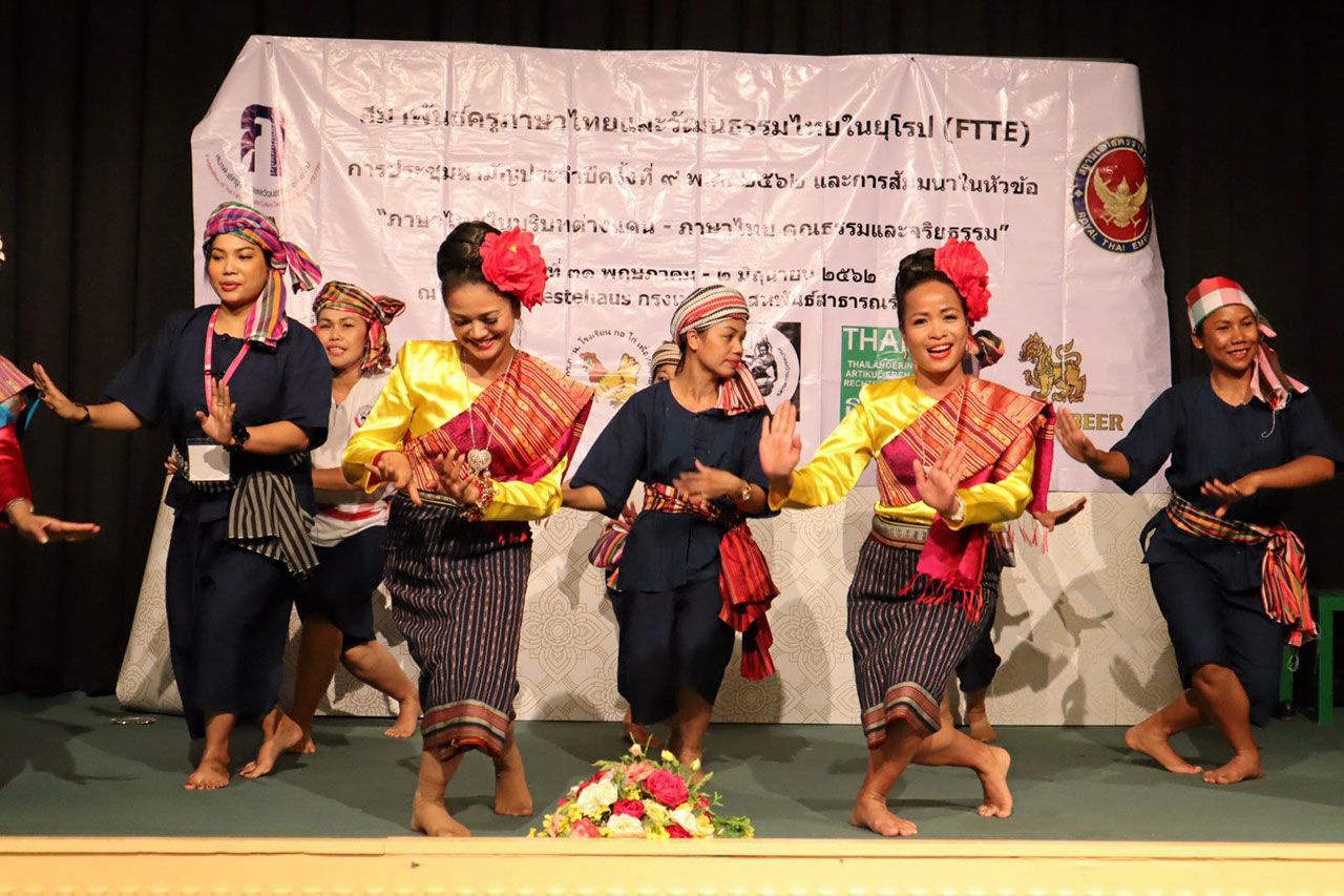 การแสดงนาฏศิลป์จาก คณะนักศึกษามหาวิทยาลัยอุบลราชธานี ที่ไปร่วมเผยแพร่ศิลปวัฒนธรรมไทยในการประชุมครั้งนี้.