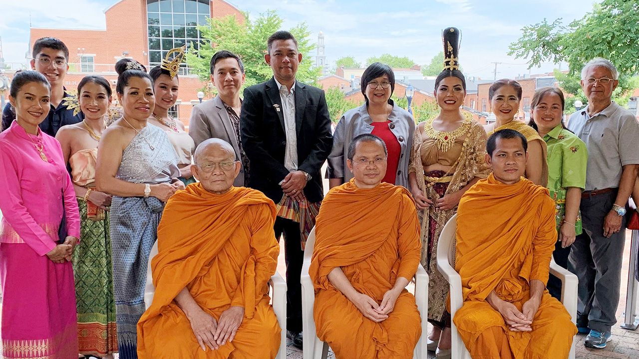 จัดครั้งแรก - บุศรา กาญจนาลัย อุปทูต ณ กรุงวอชิงตัน ดี.ซี. สหรัฐฯ ไปร่วมเปิดงาน “Thai Songkran Day” ซึ่งจัดเป็นครั้งแรก โดยมี จิตติศักดิ์ ผาคำ เป็นผู้จัด ที่ The Carroll Creek Park เมืองเฟรดเดอริก รัฐแมรีแลนด์.