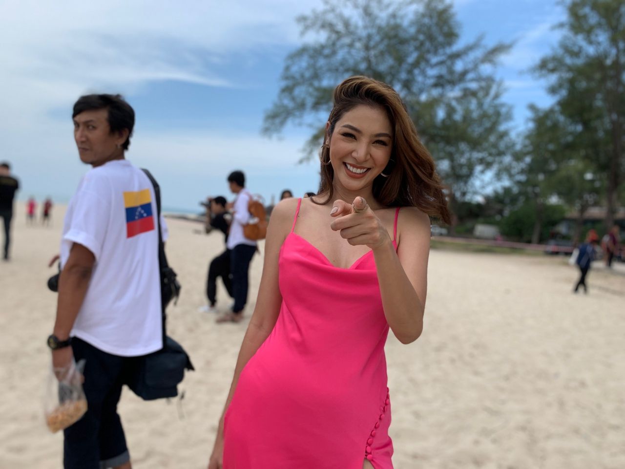 นางงามรุ่นพี่ ฝ้าย สุภาพร ชมพูวิ้งๆ สดใสมหาศาล ยังสวยได้อีกๆ ที่ริมหาดสิมิหลา สงขลา  