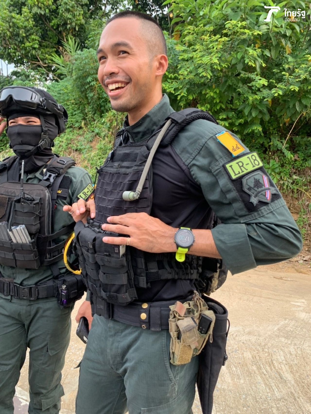 พร้อมมากๆ อีกหนึ่งตำรวจตระเวนชายแดนหล่อเข้มทิ่มแทงใจ ที่คอยดูแลนางงามทั้ง 77 และกองทัพสื่อจากกรุงเทพ ได้เป็นอย่างดี